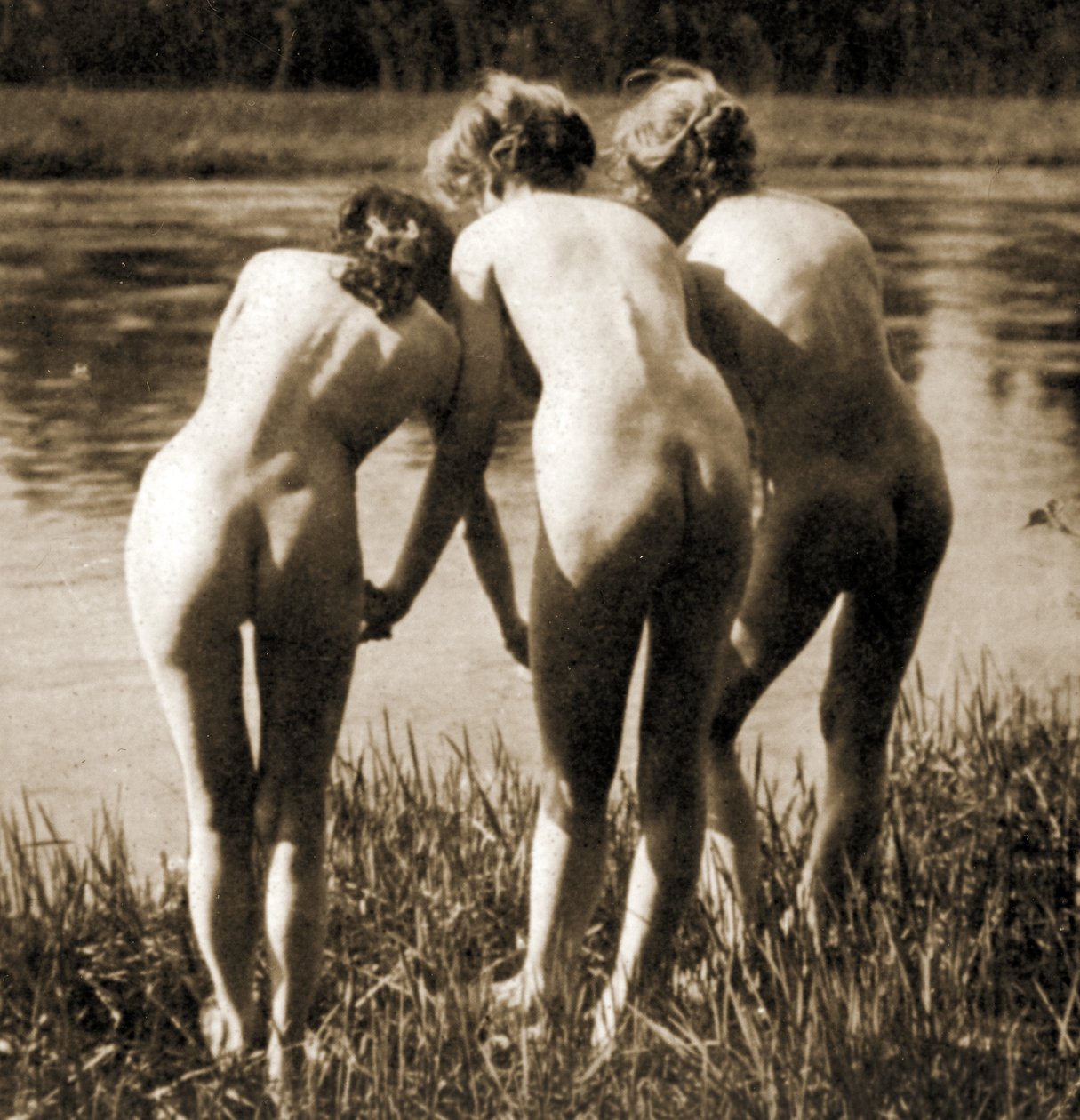 थ्री ग्रेसेस, ए फीमेल न्यूड ट्रायो, c.1900 (सीपिया फोटो) द्वारा अज्ञात