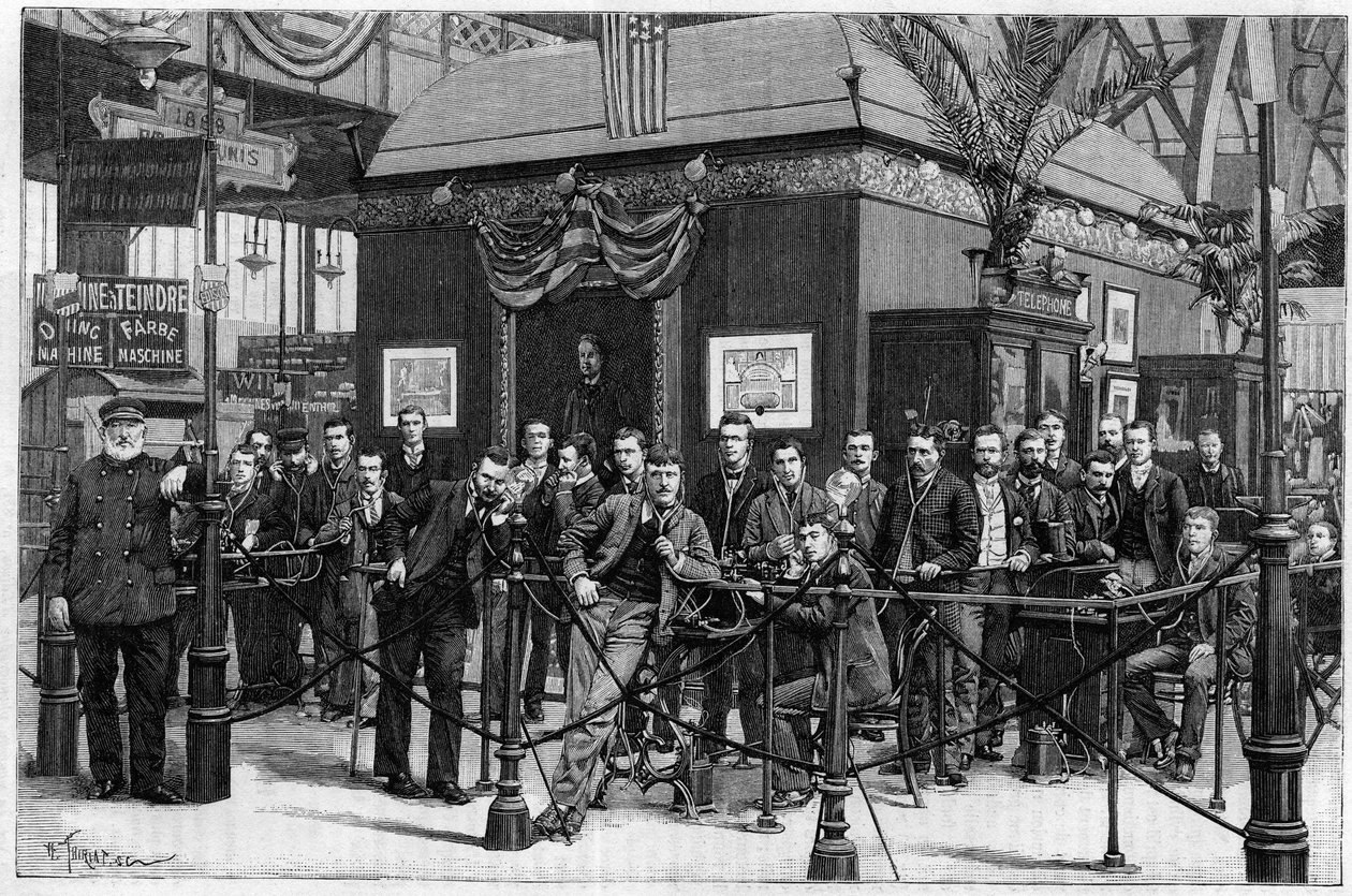 1889 की पेरिस यूनिवर्सल प्रदर्शनी में गैलेरी डेस मशीन्स में स्थापित थॉमस एडिसन द्वारा बनाए गए फोनोग्राफ के ऑडिशन। (एक तस्वीर से)। "" प्रकृति में उत्कीर्णन: कला और उद्योग के लिए विज्ञान और उनके अनुप्रयोगों की समीक्षा ", 31 औ द्वारा अज्ञात कलाकार