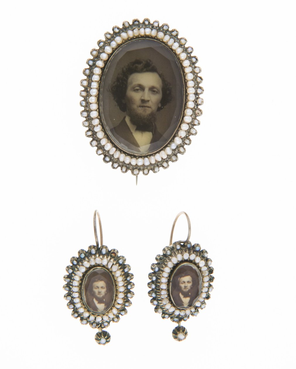 ब्रोच और मैचिंग इयररिंग्स, c.1880, फोटोग्राफ, मोती, सोना, सिल्वर, नो लेबल द्वारा अज्ञात कलाकार