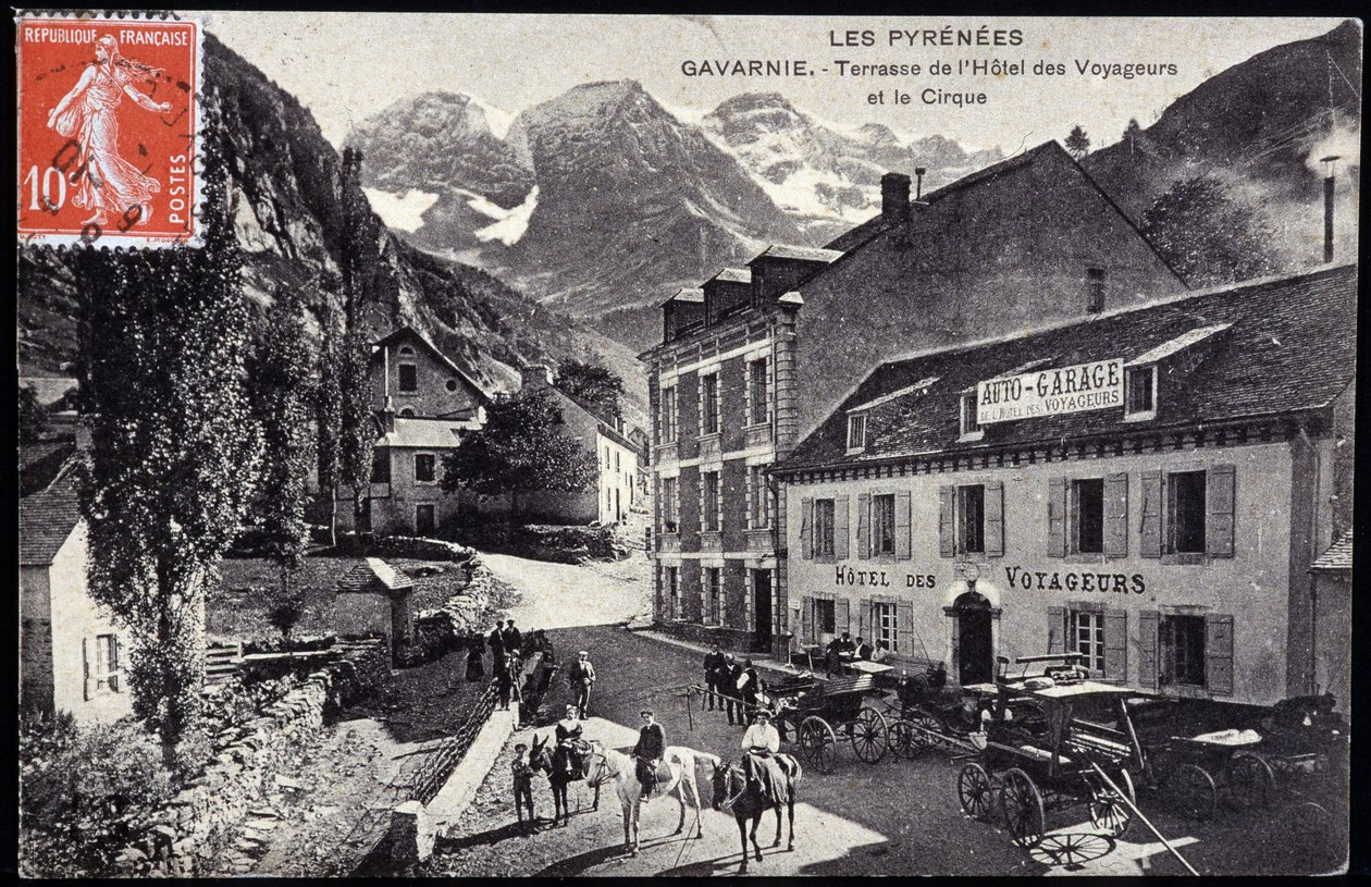 Les Pyrenees, Gavarnie: टैरेस ऑफ़ द होटल डेस वॉयजर्स एंड द सर्कस - पोस्टकार्ड, 19वीं सदी के अंत में द्वारा अज्ञात कलाकार