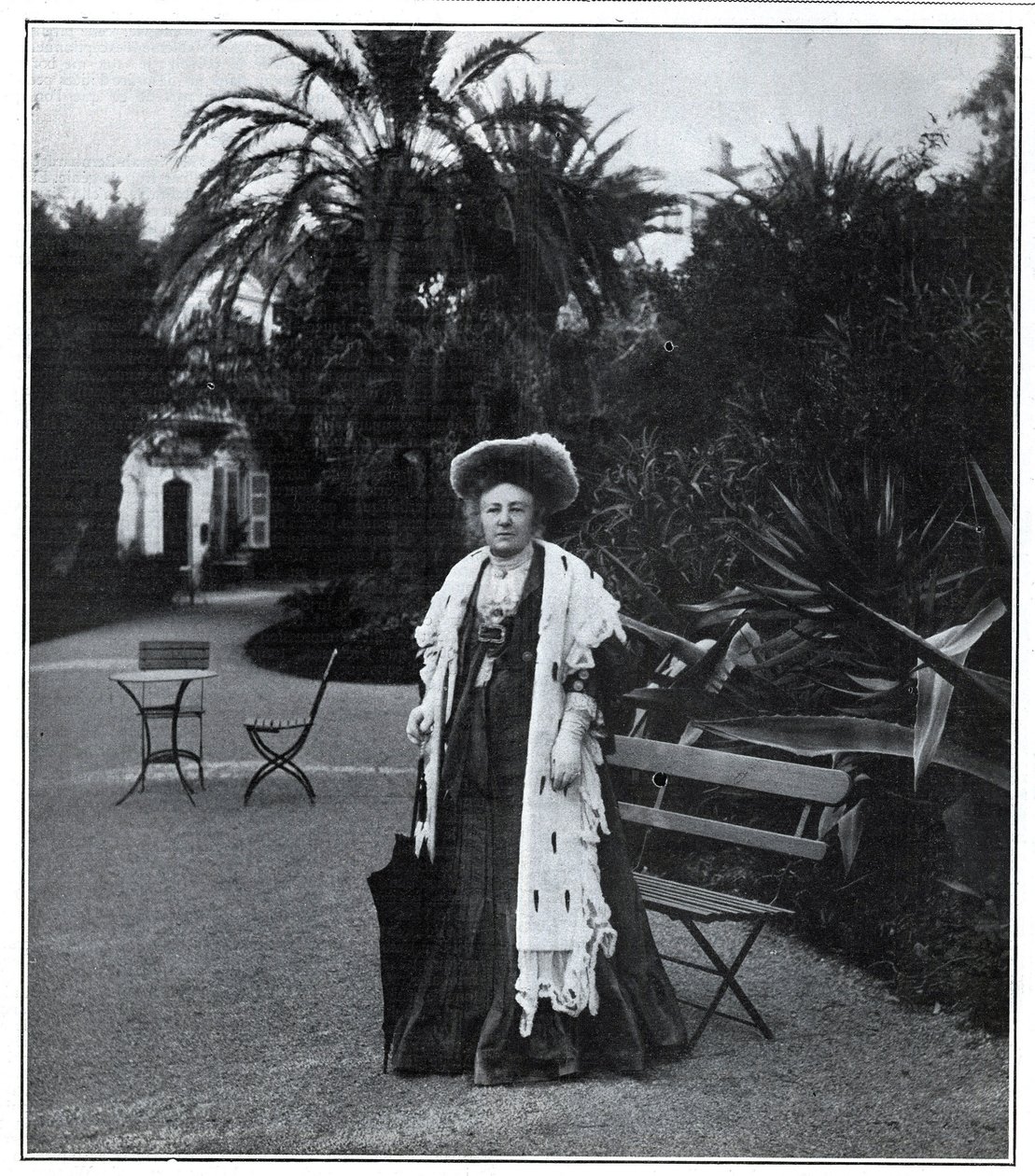 मैडम जूलियट एडम (नी लैम्बर्ट) (1836-1936), फ्रांसीसी लेखक, पोलेमिस्ट और नारीवादी का पोर्ट्रेट 1905 में नीस में। द्वारा अज्ञात कलाकार