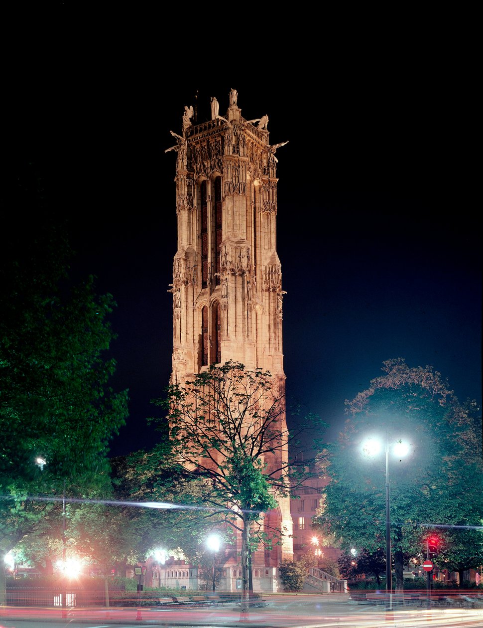 पेरिस में सेंट जैक्स टॉवर (1523 में निर्मित) का रात का दृश्य। द्वारा अज्ञात कलाकार