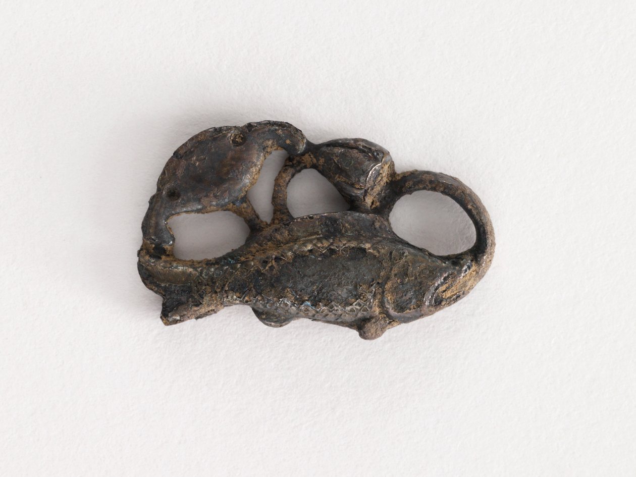 आभूषण: मछली, कमल का पत्ता, और कमल के बीज की फली (F1917.582 के साथ जोड़ी) द्वारा अज्ञात कलाकार