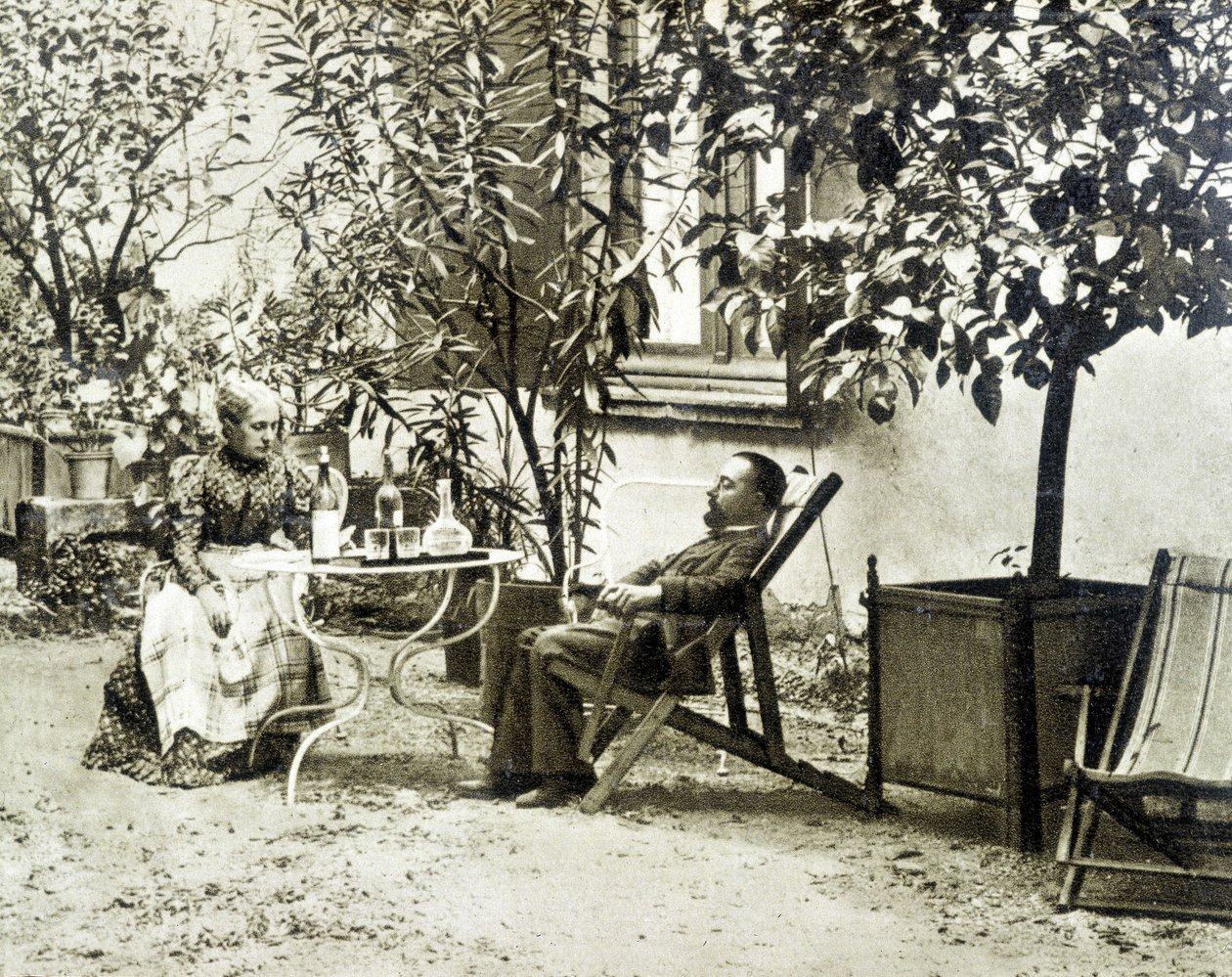 टूलूज़ लॉट्रेक अपनी माँ के साथ, शैटॉ डे माल्रोमे में द्वारा अज्ञात कलाकार