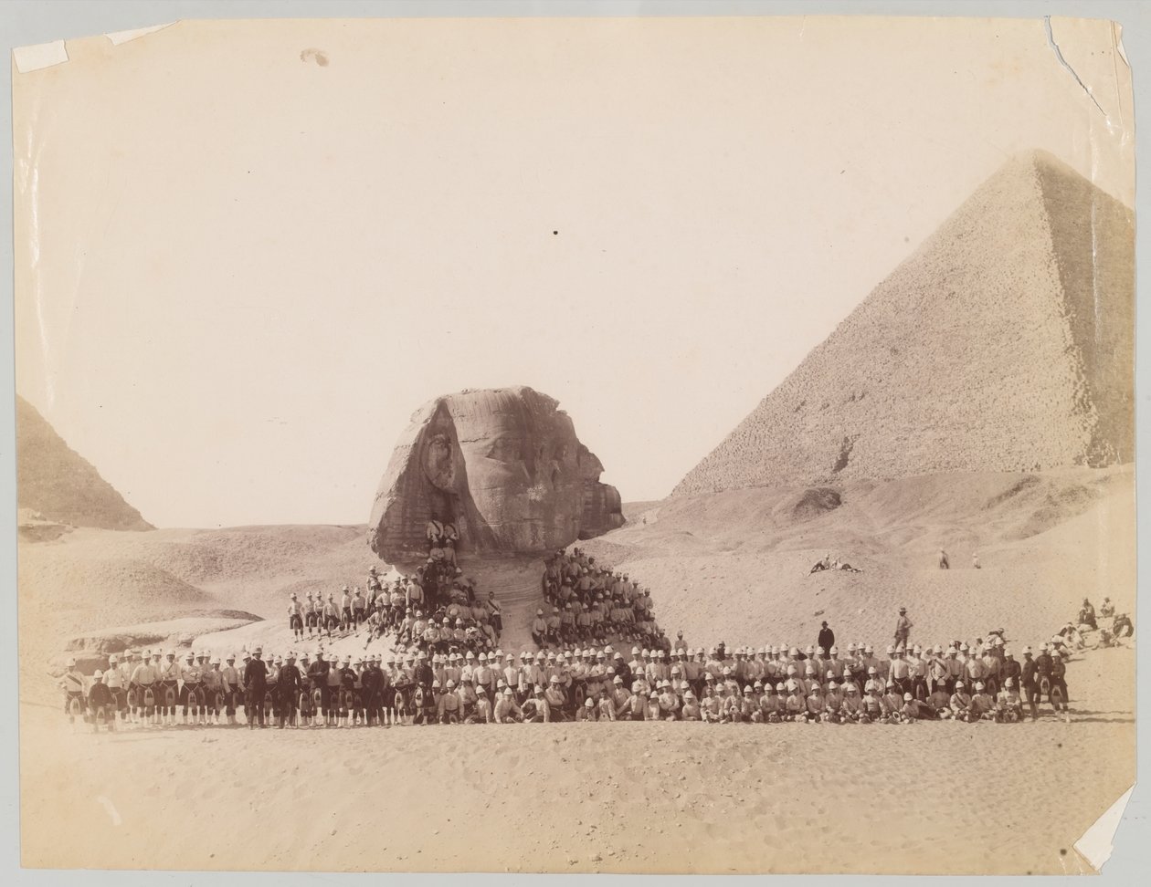 गीज़ा, मिस्र में स्फिंक्स के सामने 42वें हाइलैंडर्स द्वारा अज्ञात फोटोग्राफर