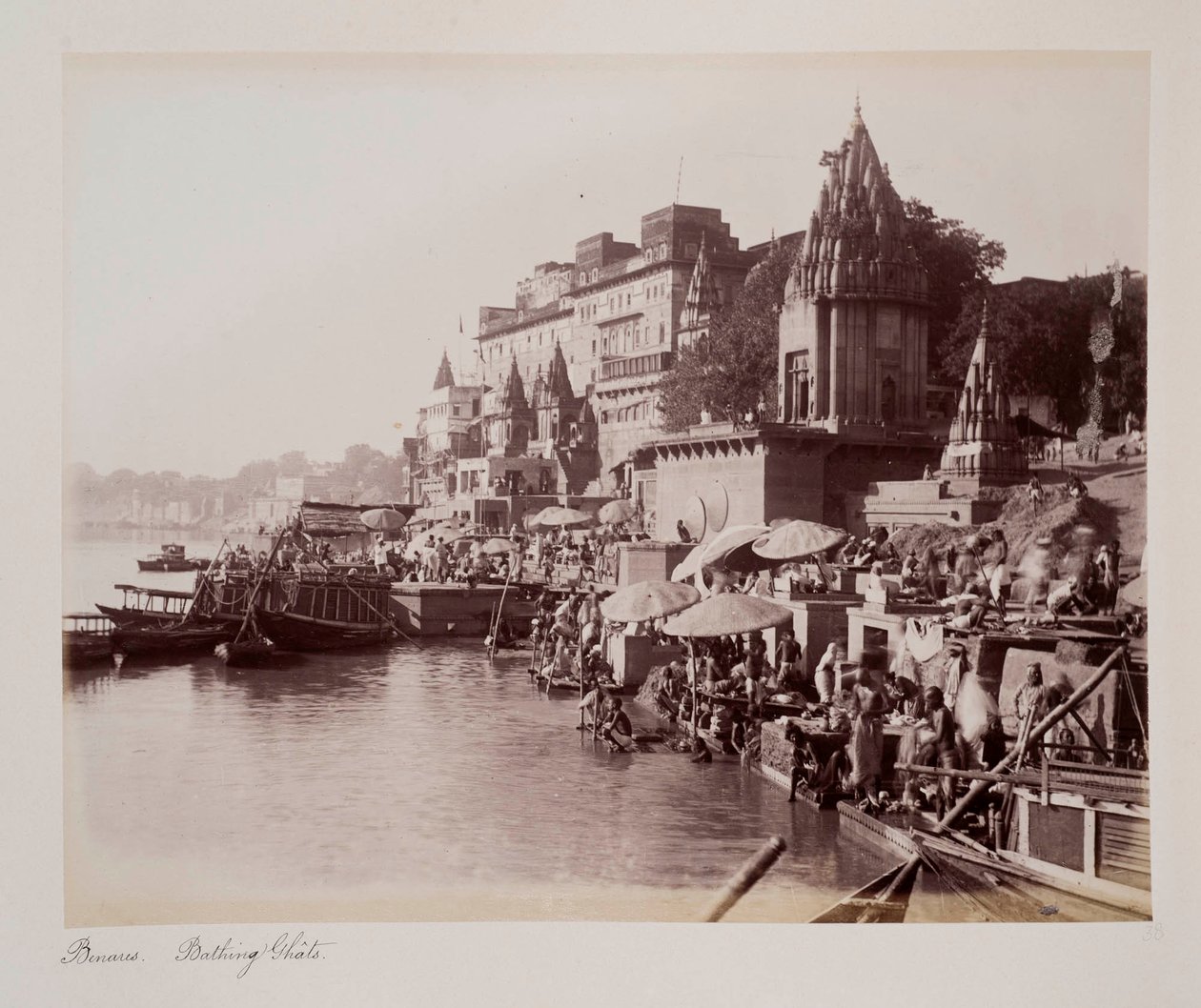 बनारस स्नान घाट, c.1885 (सीपिया फोटो) द्वारा अज्ञात फोटोग्राफर