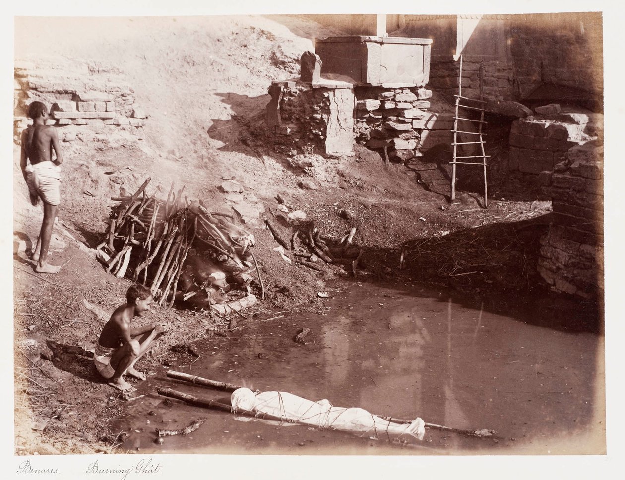 बनारस बर्निंग घाट, c.1885 (सीपिया फोटो) द्वारा अज्ञात फोटोग्राफर