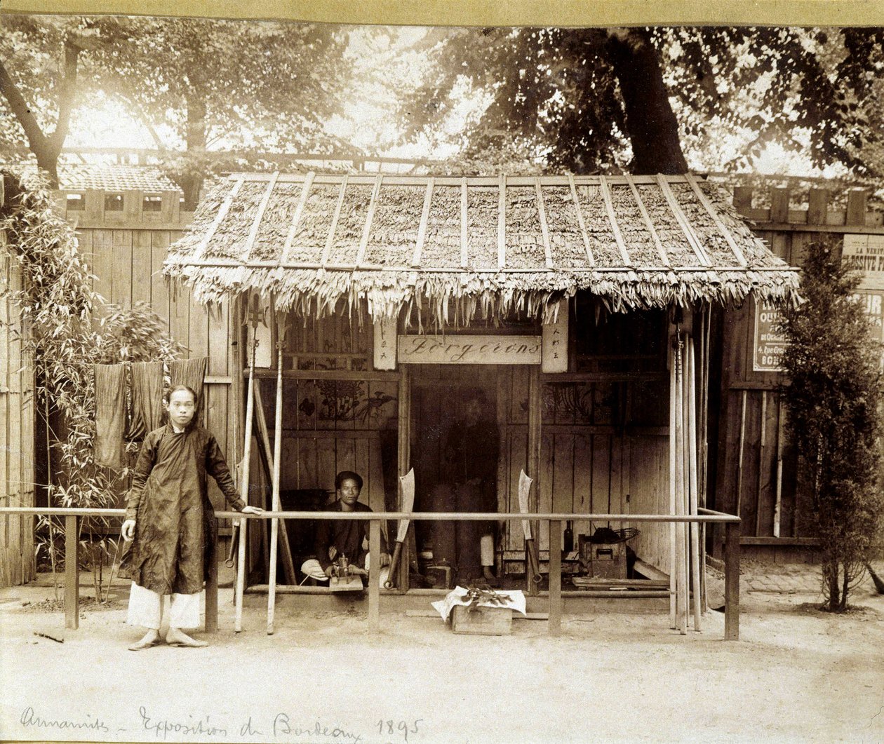 लोहार की कार्यशाला, अन्नम, c. 1895. द्वारा अज्ञात फोटोग्राफर