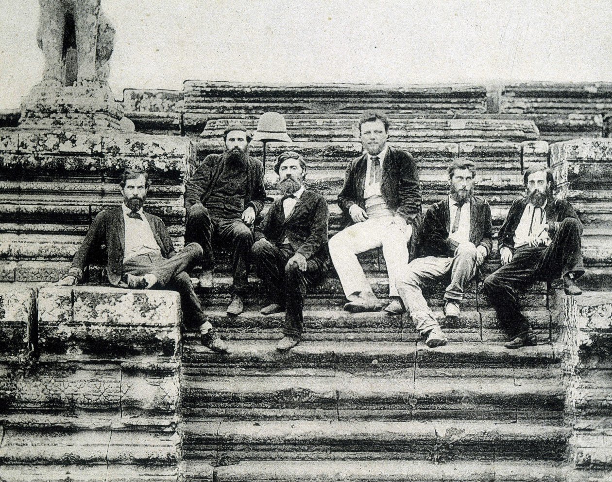 अंगकोर वैट की सीढ़ियों पर मेकांग अन्वेषण अभियान 1866-1868 (गार्नियर, डौडार्ट डी लाग्री) के सदस्यों का समूह चित्र। द्वारा अज्ञात फोटोग्राफर