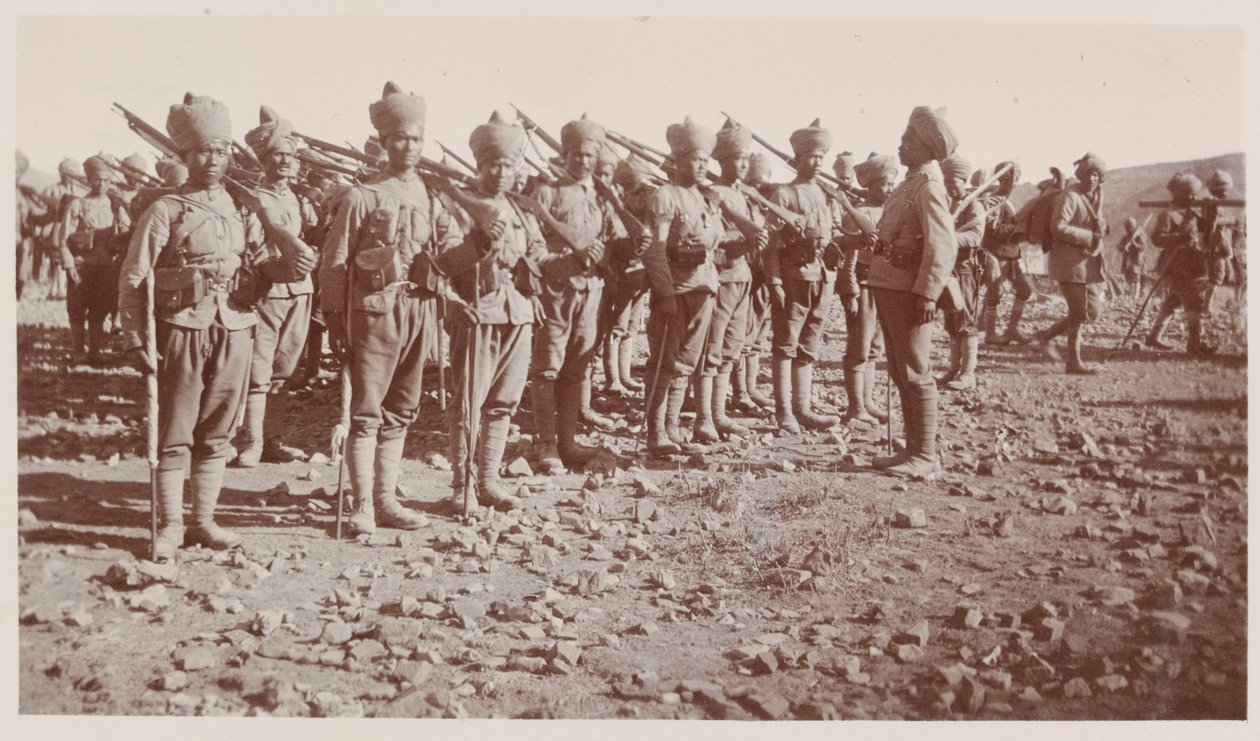 वजीरिस्तान में ऑपरेशन के दौरान परेड करते भारतीय सेना के जवान द्वारा अज्ञात फोटोग्राफर