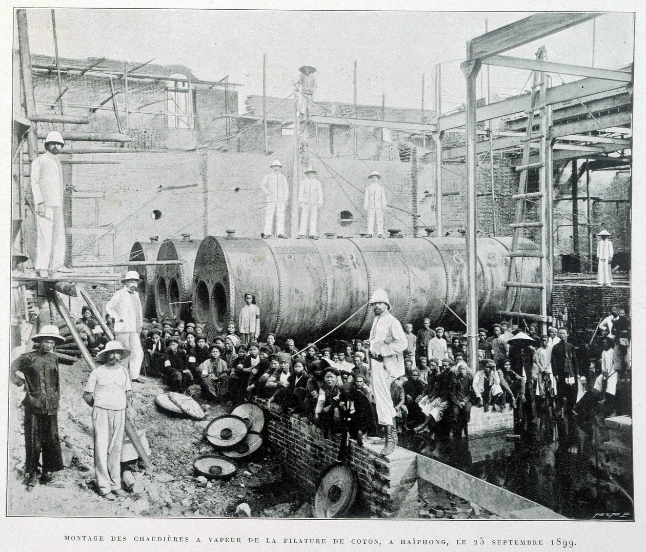 रॉबर्ट डबॉइस द्वारा "" ले टोनकिन एन 1900" में 25/9/1899 को हाइफोंग कपास कताई के भाप बॉयलरों की स्थापना। द्वारा अज्ञात फोटोग्राफर