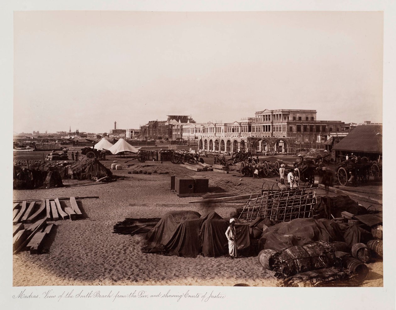 घाट से दक्षिण समुद्र तट का मद्रास दृश्य और न्याय के न्यायालय दिखाते हुए, c.1885 (सीपिया फोटो) द्वारा अज्ञात फोटोग्राफर