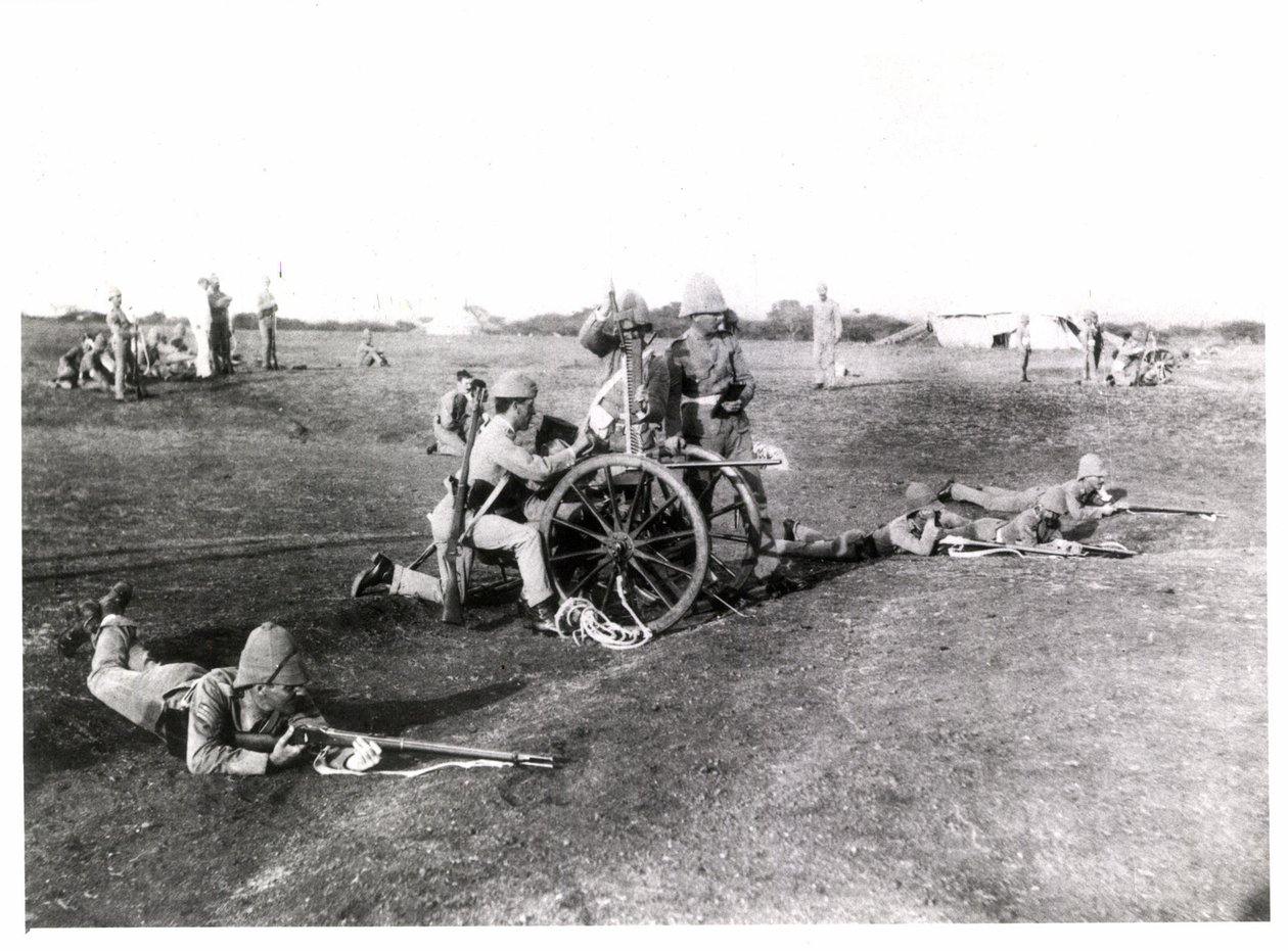 द किंग्स ओन यॉर्कशायर लाइट इन्फैंट्री प्रशिक्षण के सदस्य गार्डनर गन्स के साथ, 1890 के लगभग द्वारा अज्ञात