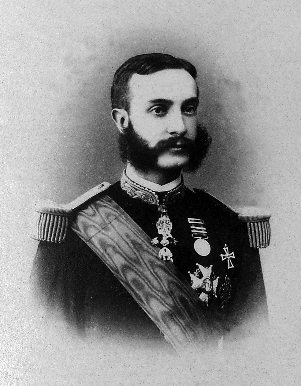 अल्फोंसो XII (1857-1885) का पोर्ट्रेट, वह यूरोप में एक लंबे निर्वासन के बाद 1874 से 1885 तक स्पेन का राजा बना। द्वारा अज्ञात फोटोग्राफर