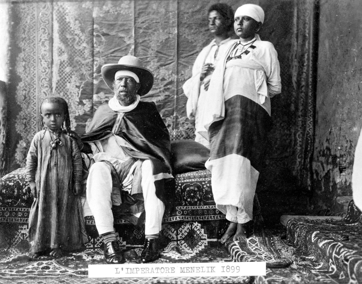 अपने परिवार के साथ इथियोपिया के सम्राट मेनेलिक द्वितीय (1844 - 1913) का पोर्ट्रेट। द्वारा अज्ञात फोटोग्राफर