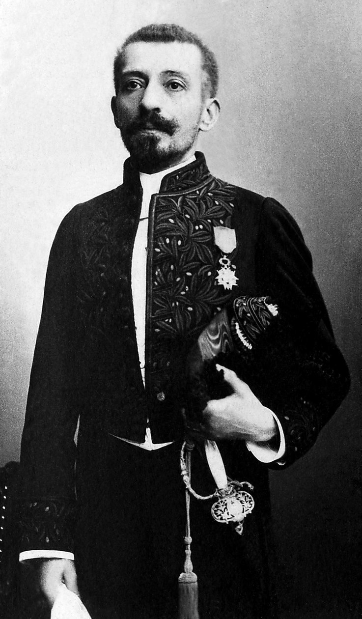 एक अकादमिक पोशाक में पियरे लोटी (1850-1923), उपन्यासकार और फ्रांसीसी नौसेना के अधिकारी का पोर्ट्रेट। द्वारा अज्ञात फोटोग्राफर