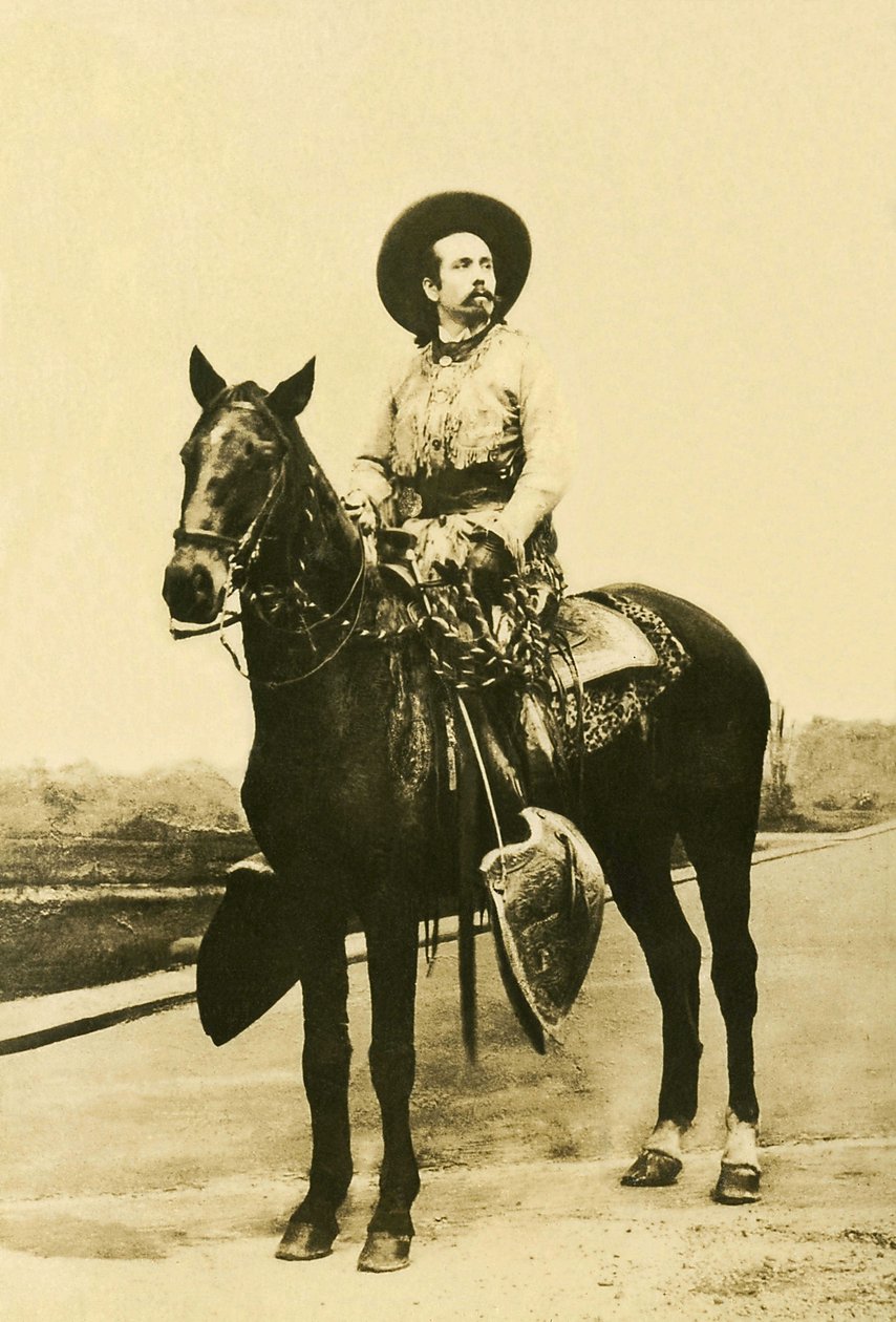 विलियम फ्रेडरिक कोडी (1846-1917) का पोर्ट्रेट, जिसे बफ़ेलो बिल, अमेरिकी सैनिक, साहसी और घुड़सवार अभिनेता के रूप में जाना जाता है। द्वारा अज्ञात फोटोग्राफर