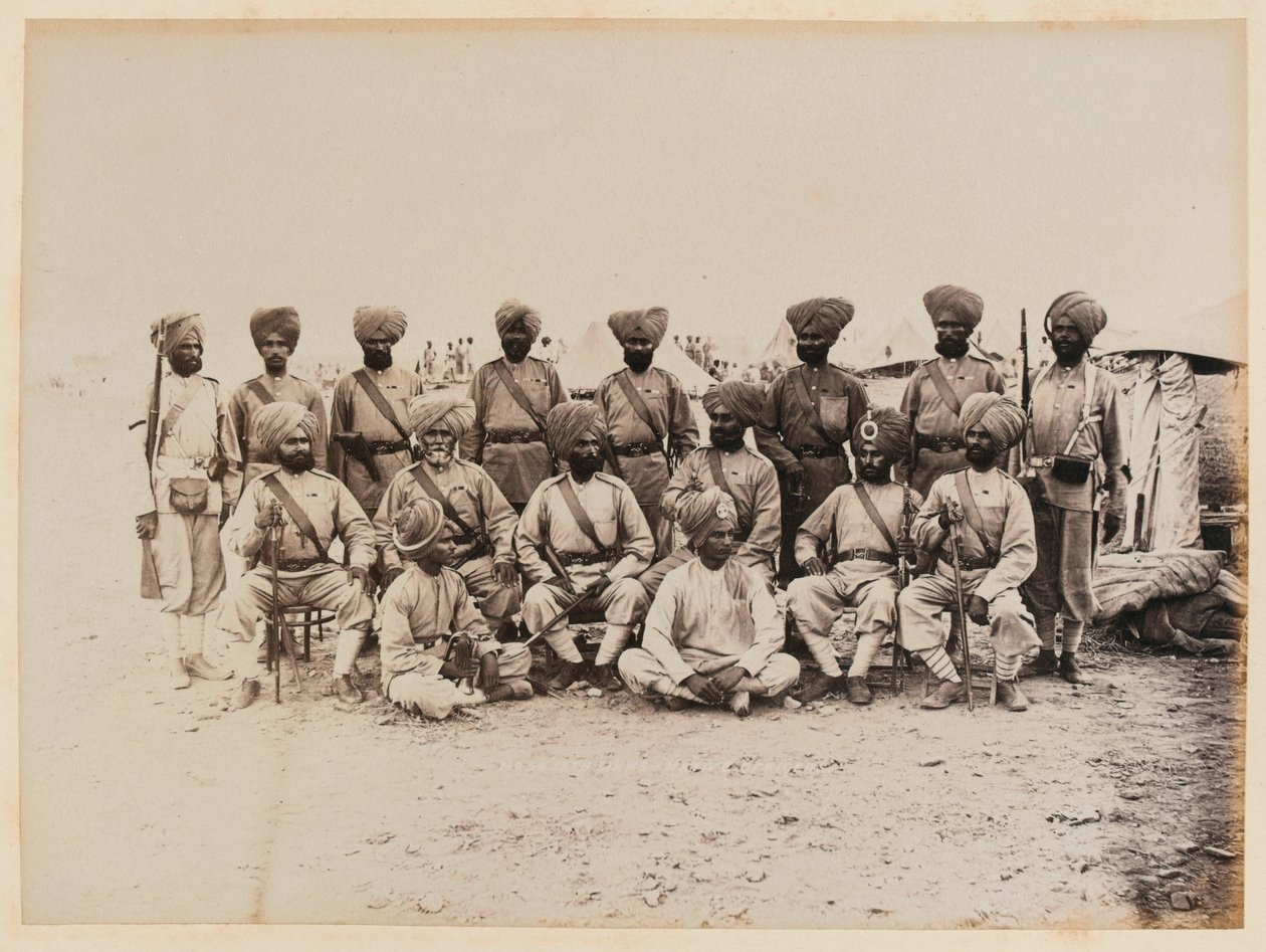 सूडान के रेगिस्तानी परिदृश्य में बंगाल नेटिव इन्फैंट्री की 15वीं (लुधियाना) रेजिमेंट द्वारा अज्ञात फोटोग्राफर