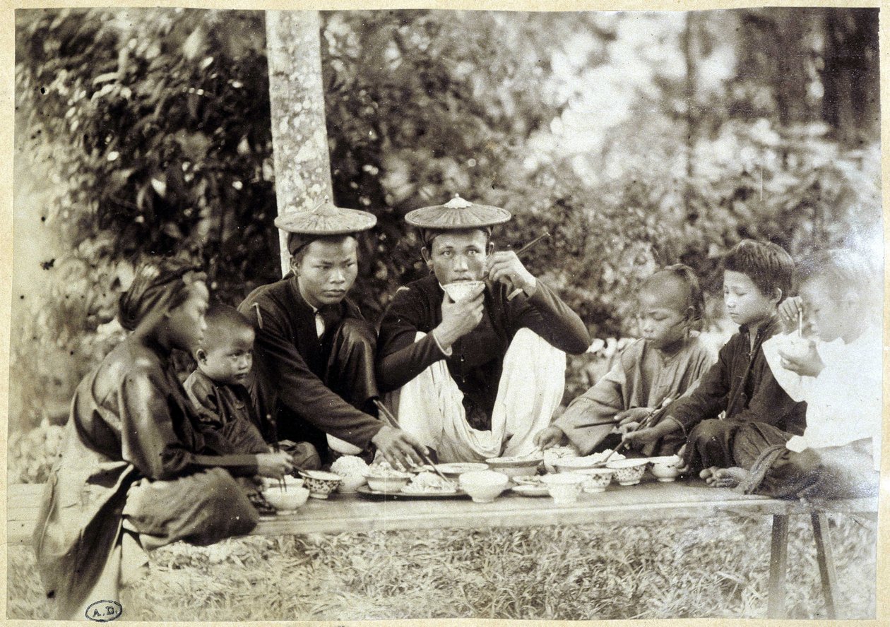भोजन पर वियतनामी, v.1895। द्वारा अज्ञात फोटोग्राफर