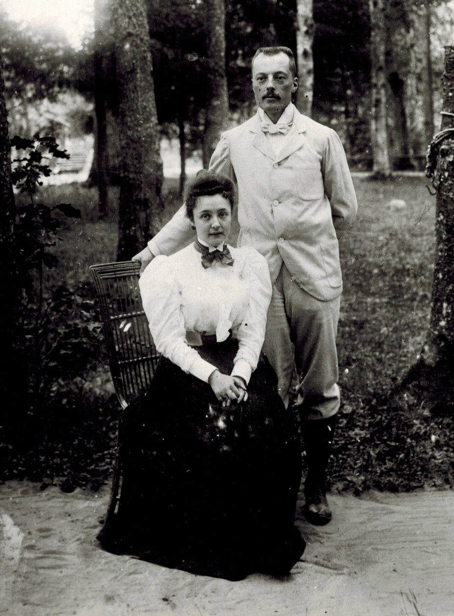व्लादिमीर दिमित्रिच नाबोकोव (1870-1922) और ऐलेना इवानोव्ना रुकविश्निकोवा (1876-1939), बेनामी। फ़ोटोग्राफ़, सीए 1896, म्यूज़ियम ऑफ़ रीजनल स्टडीज़, Rozhdestveno द्वारा अज्ञात फोटोग्राफर