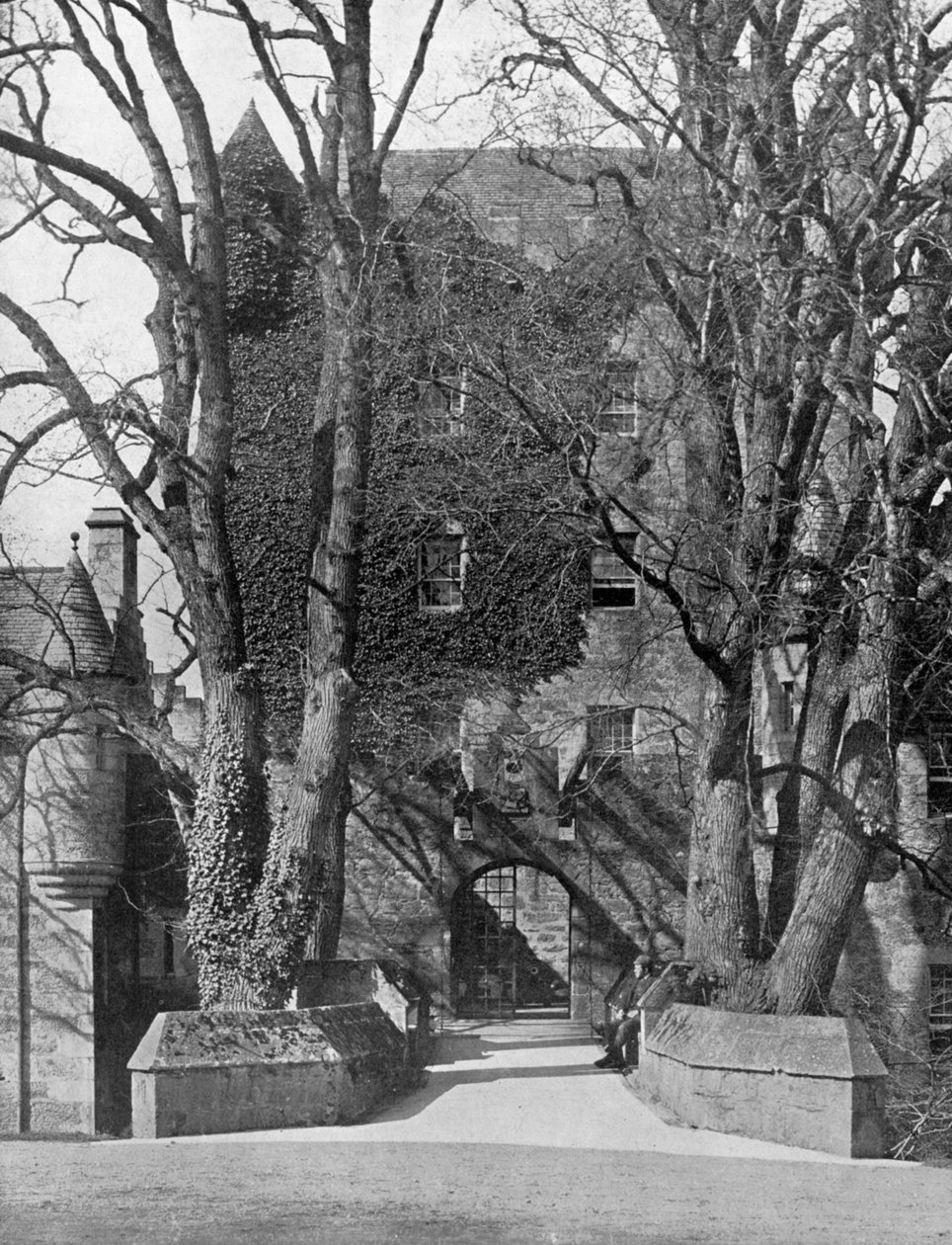 ड्राब्रिज, कावडोर कैसल, स्कॉटलैंड, 1924-1926 द्वारा वेलेंटाइन एंड संस लिमिटेड