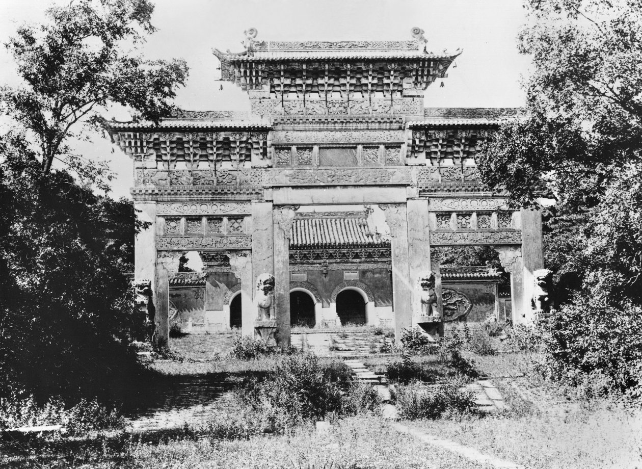 सम्राट किंग ताइज़ॉन्ग का मकबरा और चीन के मौकडेन में पवित्र पथ द्वारा वेलेरियन ग्रिबायडॉफ