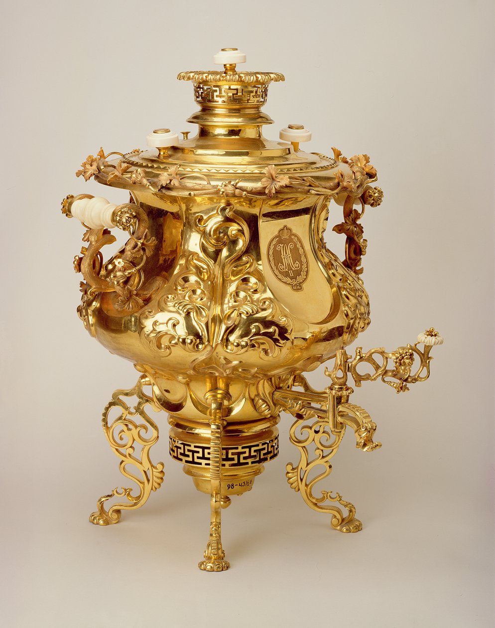 समोवर (तांबा, सोना und ivory) द्वारा वसीली बटाशोव