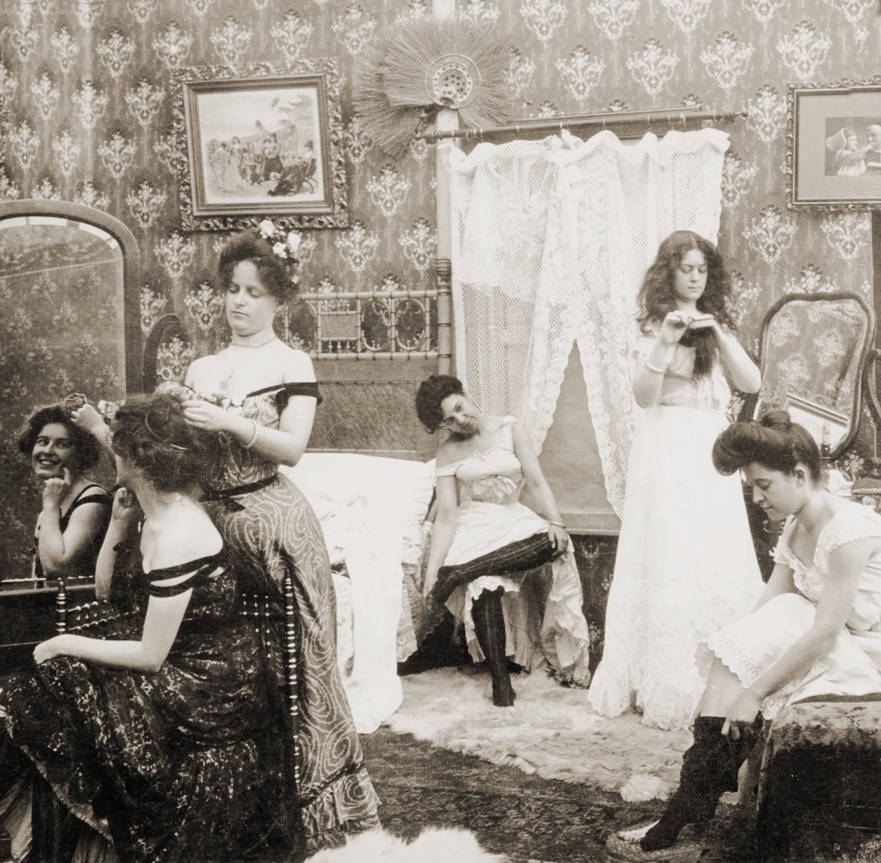 &39;ड्रेसिंग फॉर द बॉल&39;, c.1900 (सीपिया फोटो) (473245 भी देखें) द्वारा वर्मोंट, यूएसए एचसी व्हाइट कंपनी