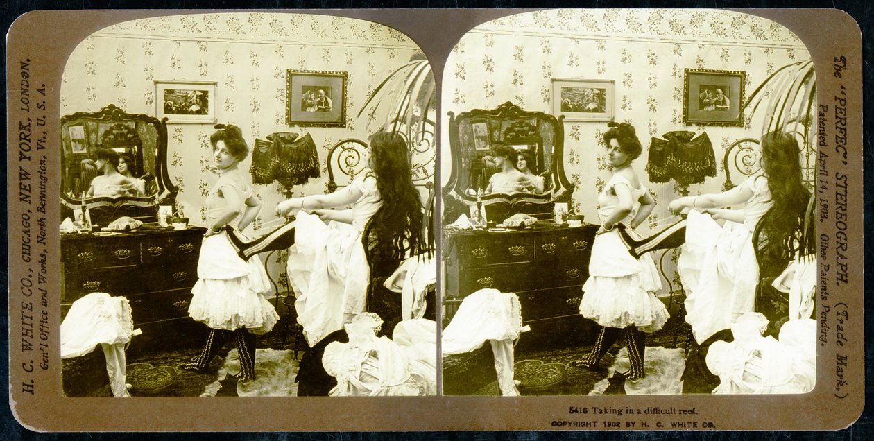 स्टीरियोस्कोपिक कार्ड में एक महिला को कोर्सेट में लिटाते हुए दिखाया गया, c.1900 (सीपिया फोटो) (473244 भी देखें) द्वारा वर्मोंट, यूएसए एचसी व्हाइट कंपनी