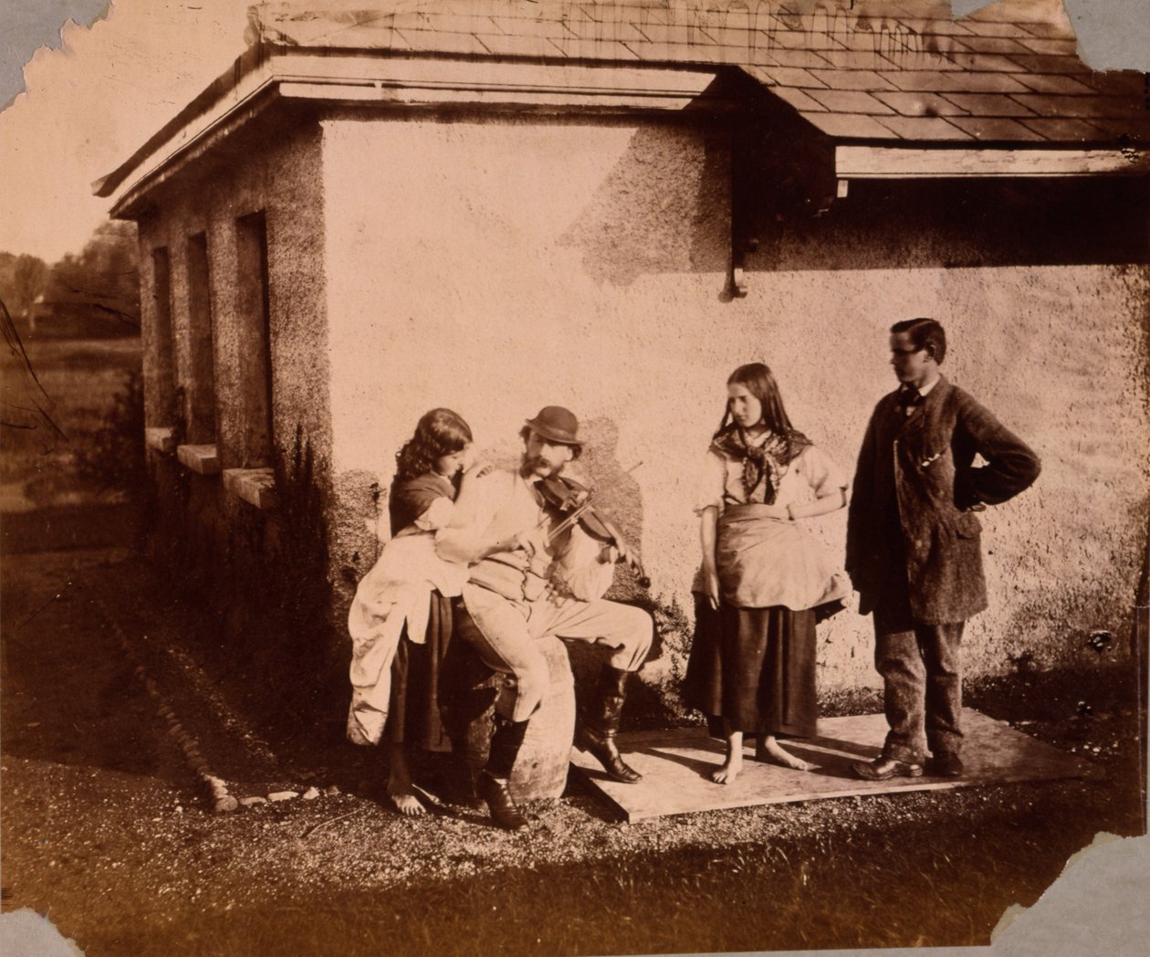 बच्चे एक आदमी को एक बेला खेलते हुए सुनते हैं, c.1859-61 द्वारा विस्काउंटेस हॉवर्ड