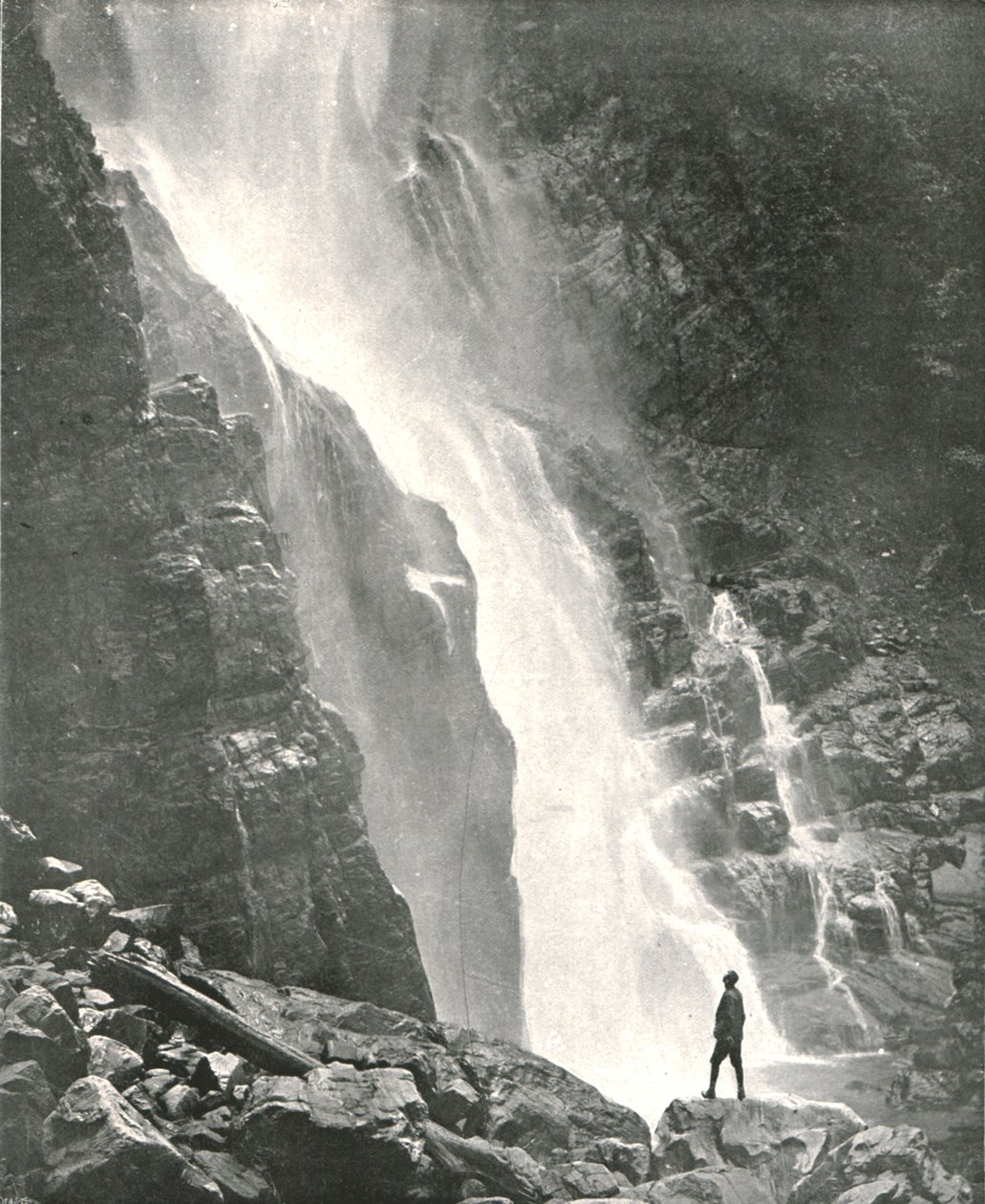 पहाड़ी जिले में एक झरना, देहरादून, भारत, 1895। द्वारा डब्ल्यू एंड एस लिमिटेड