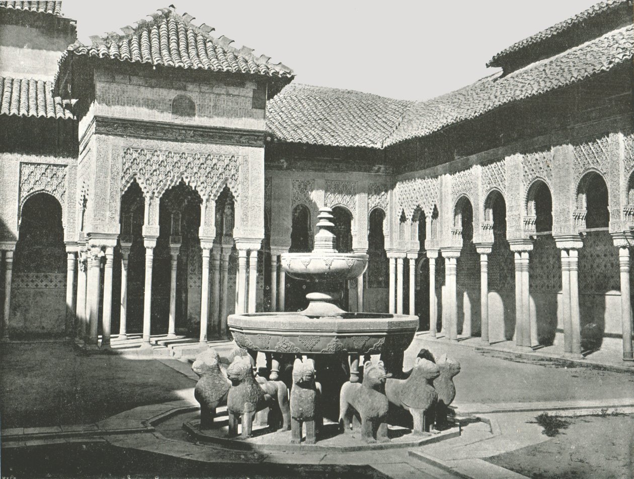 द कोर्ट ऑफ़ द लायंस, अल्हाम्ब्रा, ग्रेनेडा, स्पेन, 1895। द्वारा डब्ल्यू एंड एस लिमिटेड