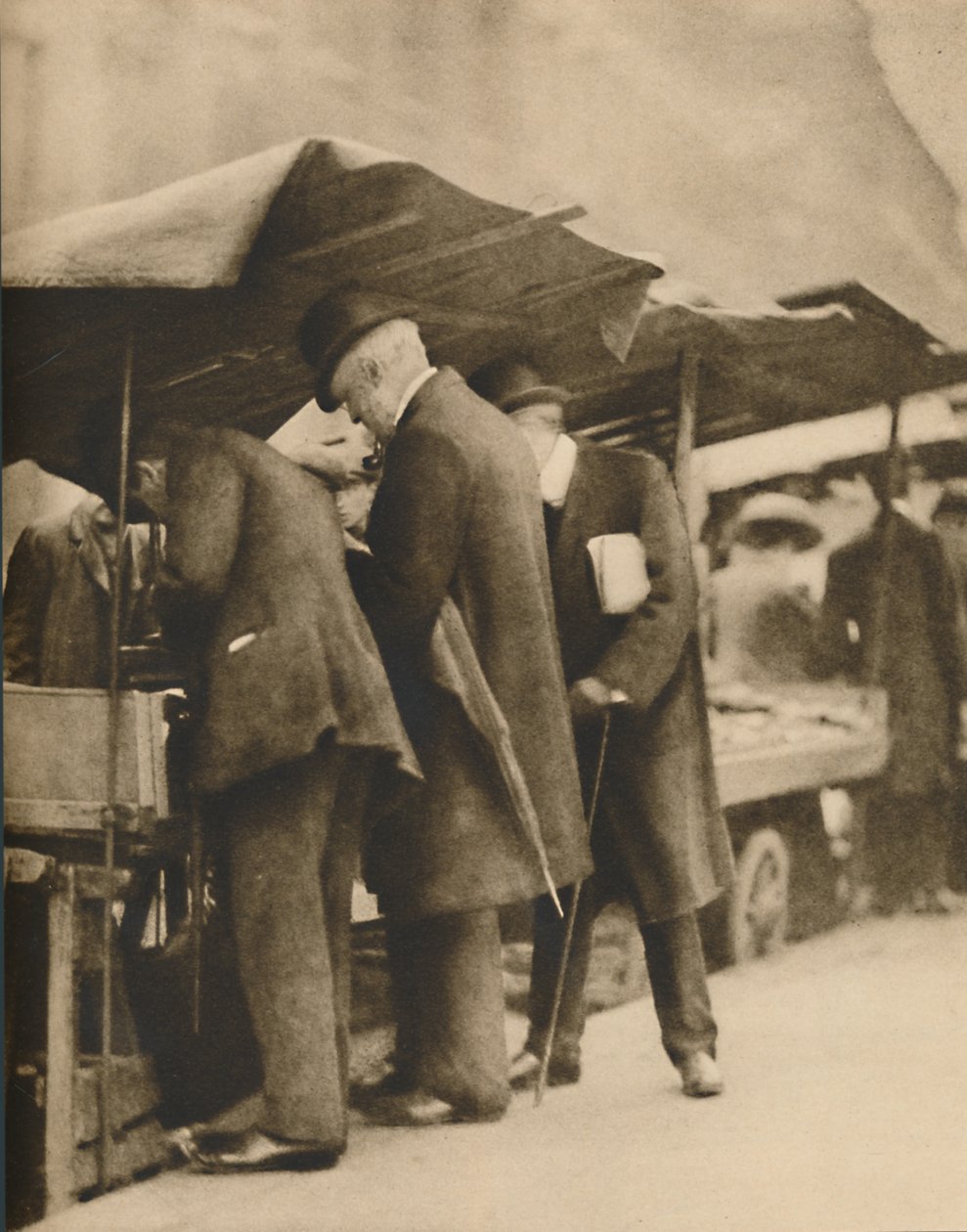 फारिंगडन रोड मार्केट के बुक स्टॉल में से एक, c1935। द्वारा वाल्टर बेनिंगटन