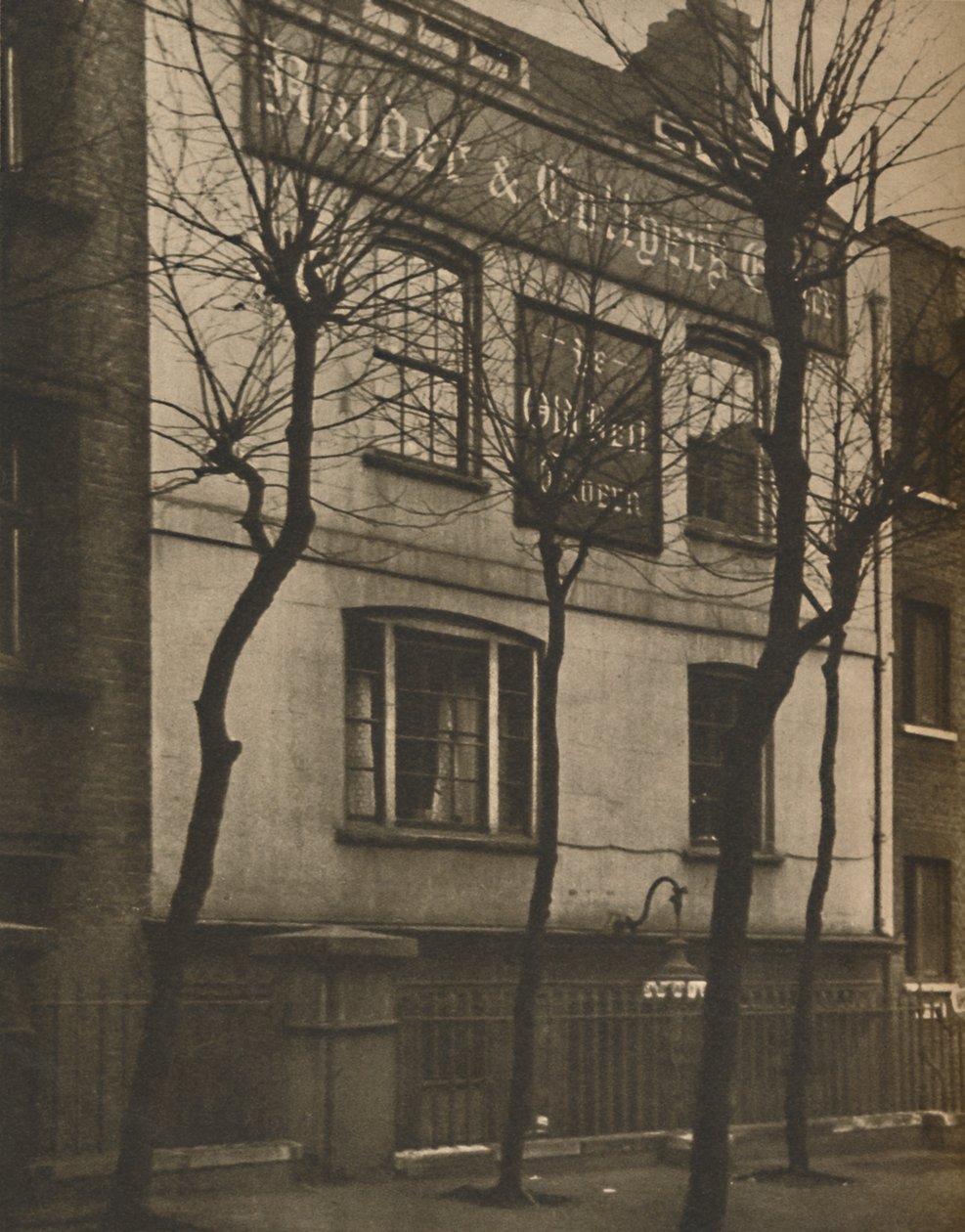 सेंट ब्राइड्स चर्चयार्ड में ओल्ड बेल के संकेत पर, c1935। द्वारा वाल्टर बेनिंगटन