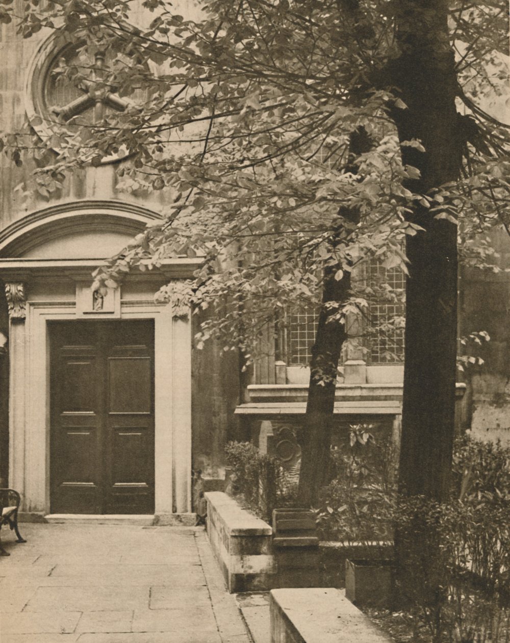 सेंट मैरी एल्डरमैनबरी के चर्च का दक्षिण दरवाजा, c1935। द्वारा वाल्टर बेनिंगटन