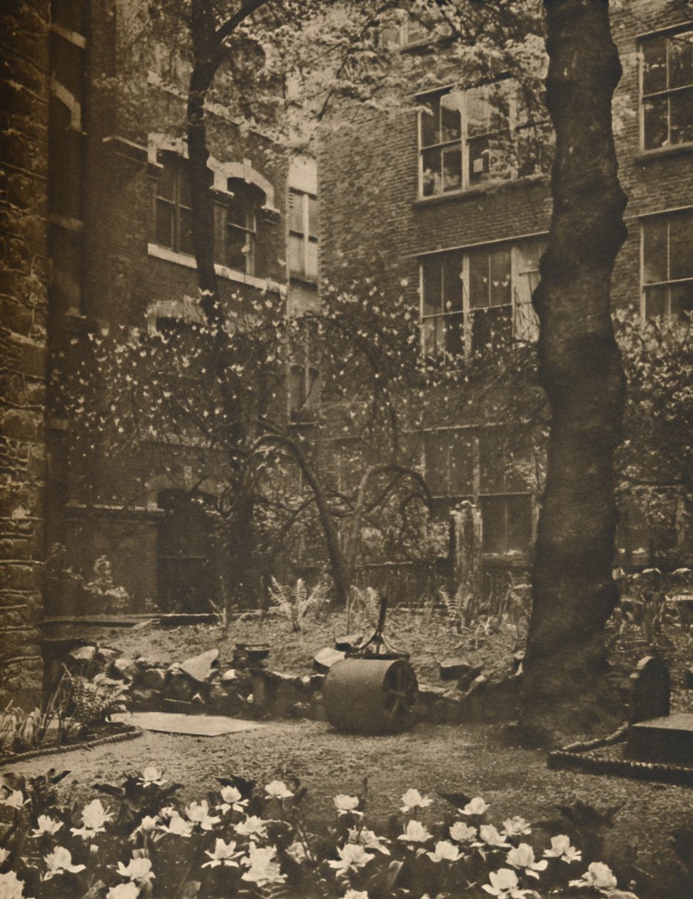 द सिंपल चर्चयार्ड ऑफ़ व्हाट ऑल हैलोज़ स्टनिंग, c1935। द्वारा वाल्टर बेनिंगटन