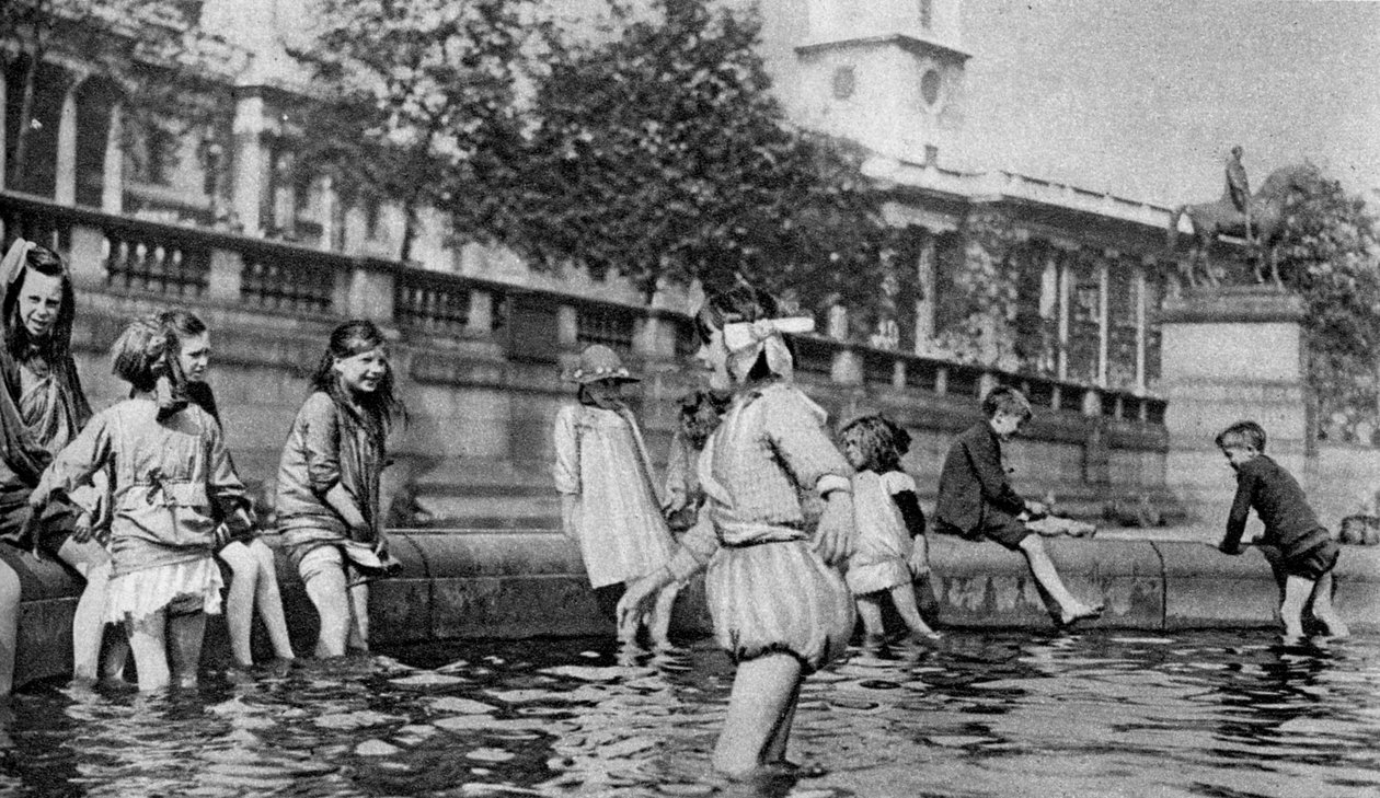 ट्राफलगर स्क्वायर, लंदन, 1926-1927 में फव्वारे में पैडलिंग करते बच्चे द्वारा व्हिफिन