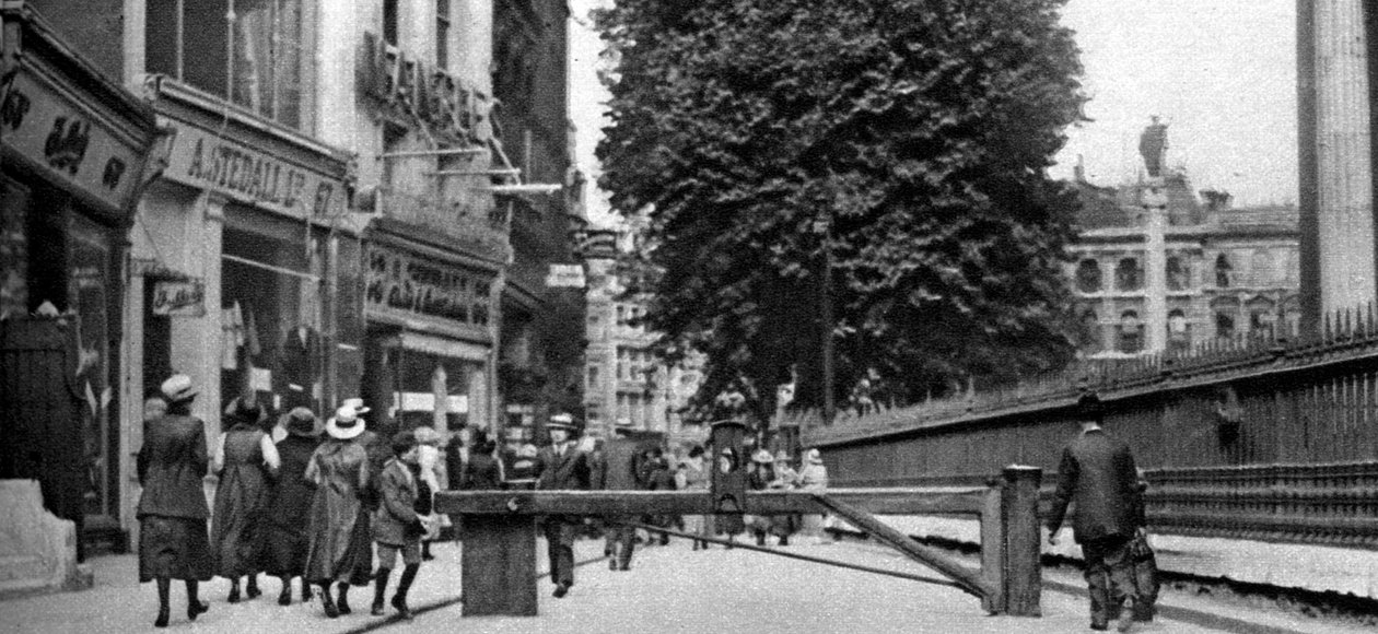 सेंट पॉल चर्चयार्ड और एक टोलगेट, लंदन, 1926-1927। द्वारा व्हिफिन