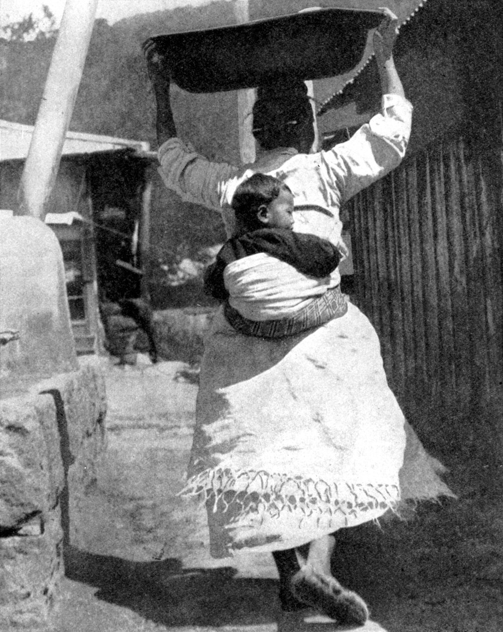 1936 में एक कोरियाई महिला अपनी पीठ पर एक बच्चे को ले जा रही थी। द्वारा वाइड वर्ल्ड तस्वीरें