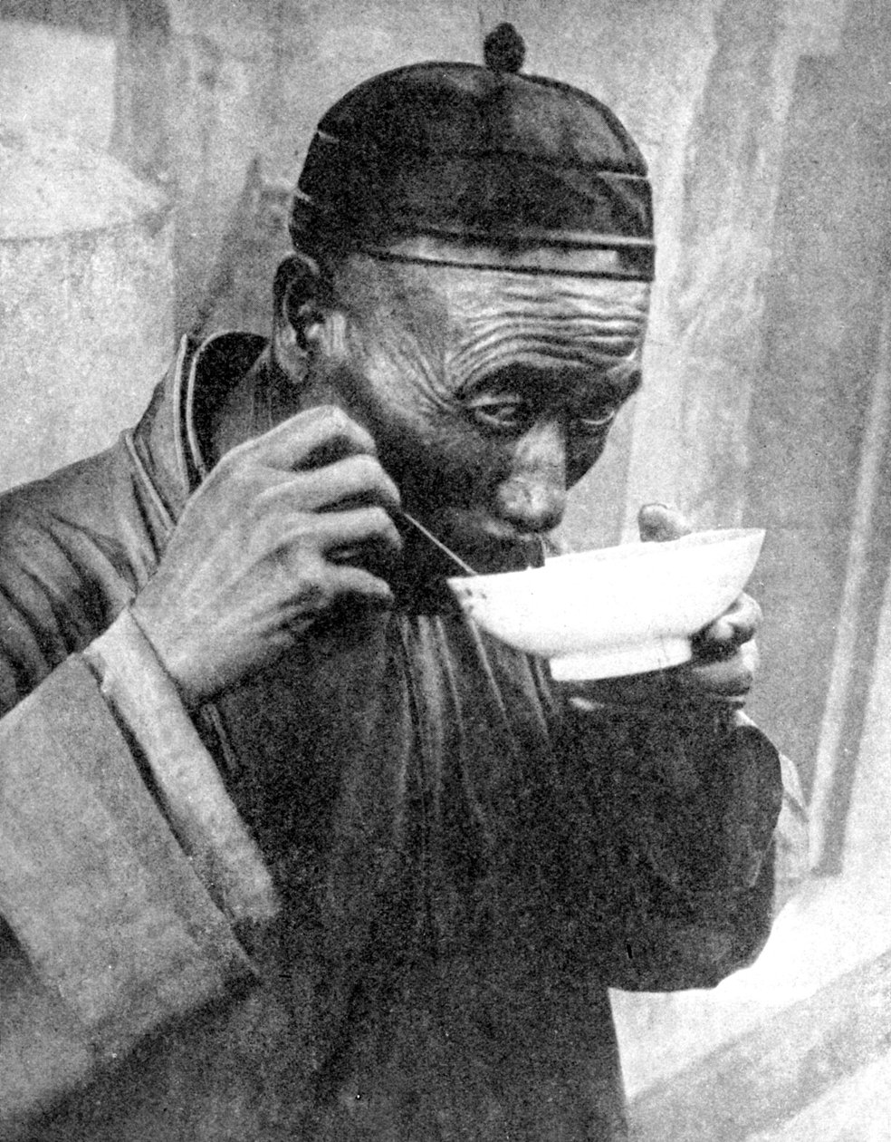 एक आदमी खा रहा है, मुक्डन शेनयांग, चीन, 1936। द्वारा वाइड वर्ल्ड तस्वीरें