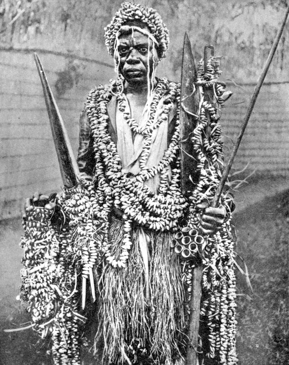 एक डायन-डॉक्टर, युगांडा, अफ्रीका, 1936। द्वारा वाइड वर्ल्ड तस्वीरें