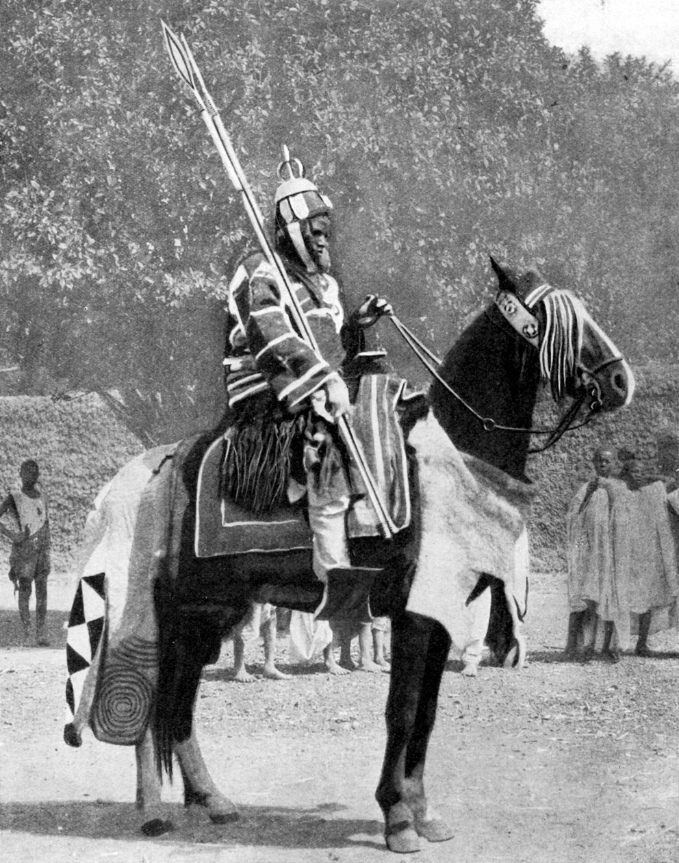 प्राचीन कवच में शाही अंगरक्षक, उत्तरी नाइजीरिया, 1936। द्वारा वाइड वर्ल्ड तस्वीरें