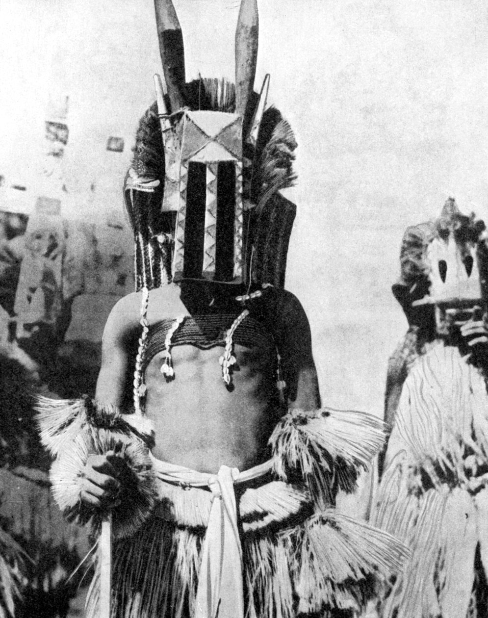 हाइलैंड के लोगों का मुखौटा, अफ्रीका, 1936। द्वारा वाइड वर्ल्ड तस्वीरें