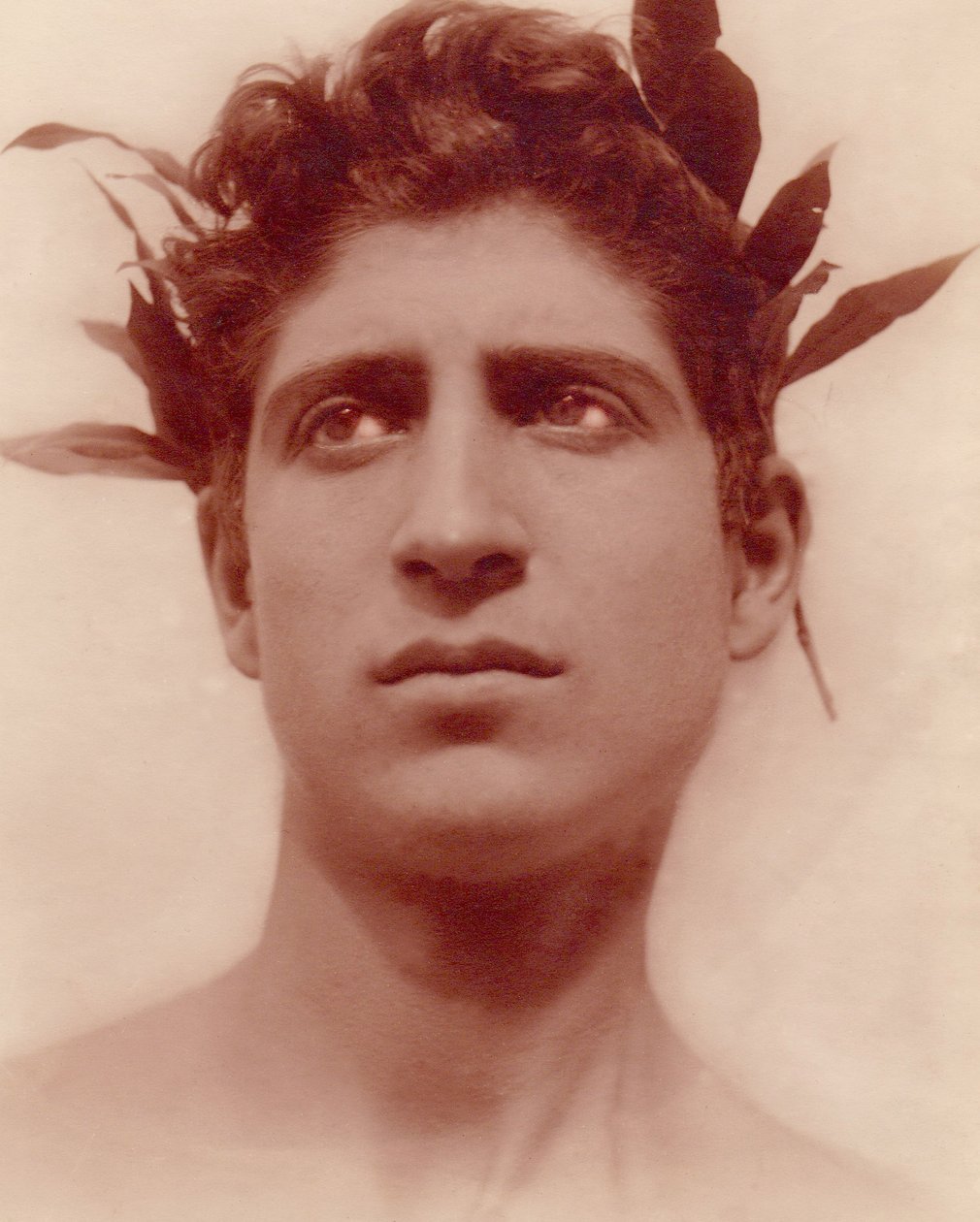 पुष्पांजलि पहने एक लड़के का अध्ययन, सिसिली, C.1898 (सीपिया फोटो) द्वारा बैरन विल्हेम वॉन ग्लोडेन