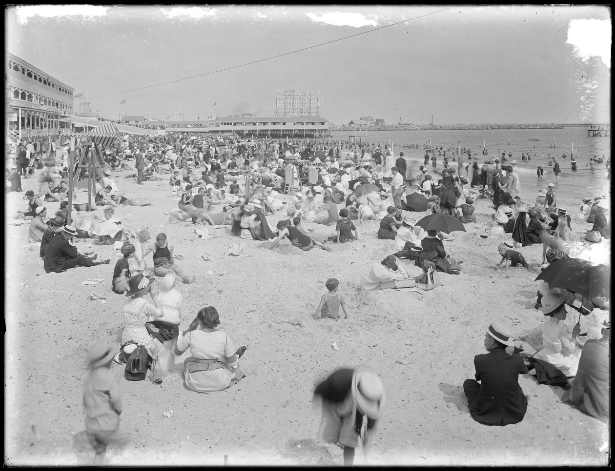 ब्राइटन बीच, ब्रुकलिन में स्नान करने वाले, 3 अगस्त, 1912 द्वारा विलियम डेविस हसलर