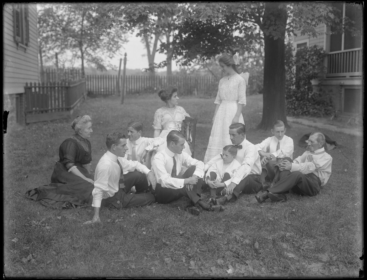 मैकगवर्न परिवार, क्रेस्टन एवेन्यू, ब्रोंक्स, c.1911 द्वारा विलियम डेविस हसलर