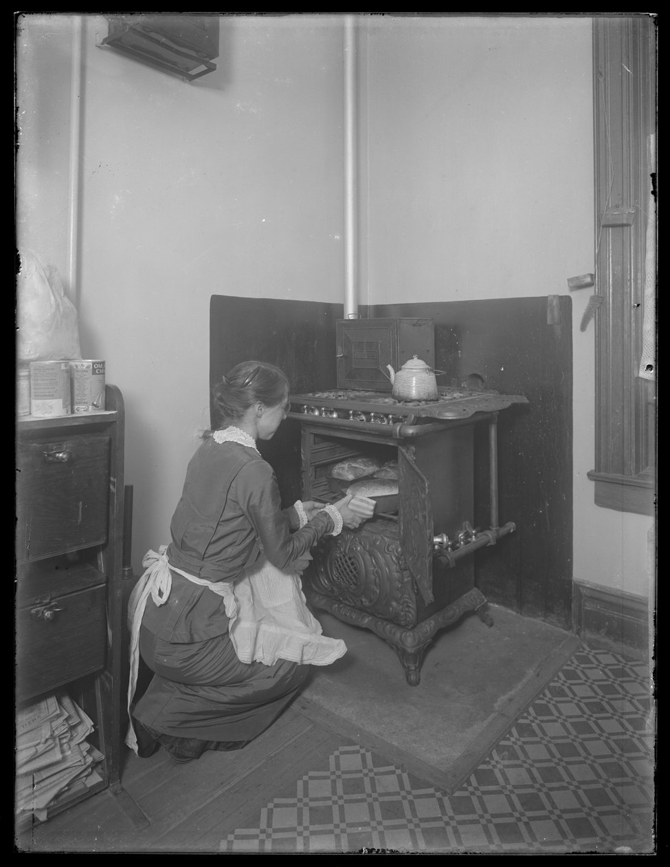 ओवन से रोटी लेने वाली मिस बेट्स, c.1913 द्वारा विलियम डेविस हसलर