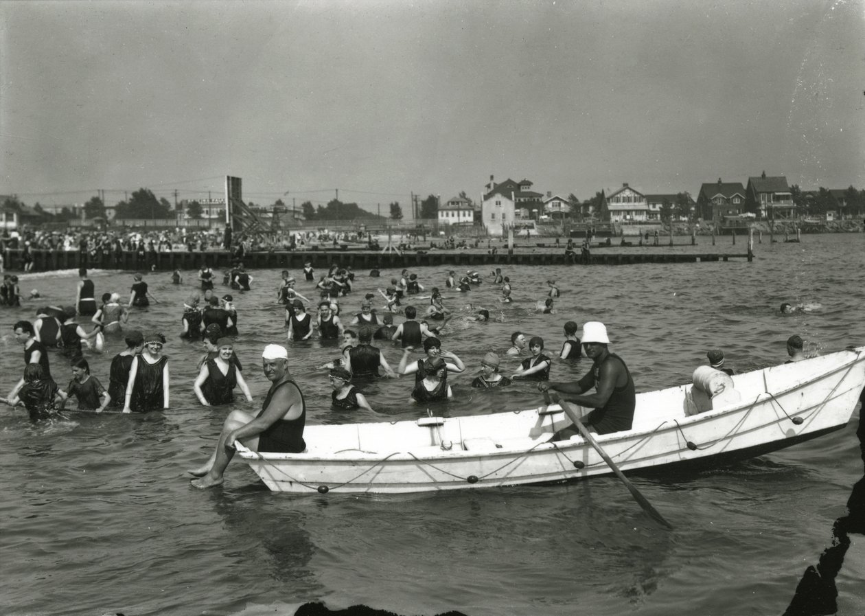 पानी में रौबोट और तैराक, कोनी द्वीप, c.1910-21 द्वारा विलियम डेविस हसलर