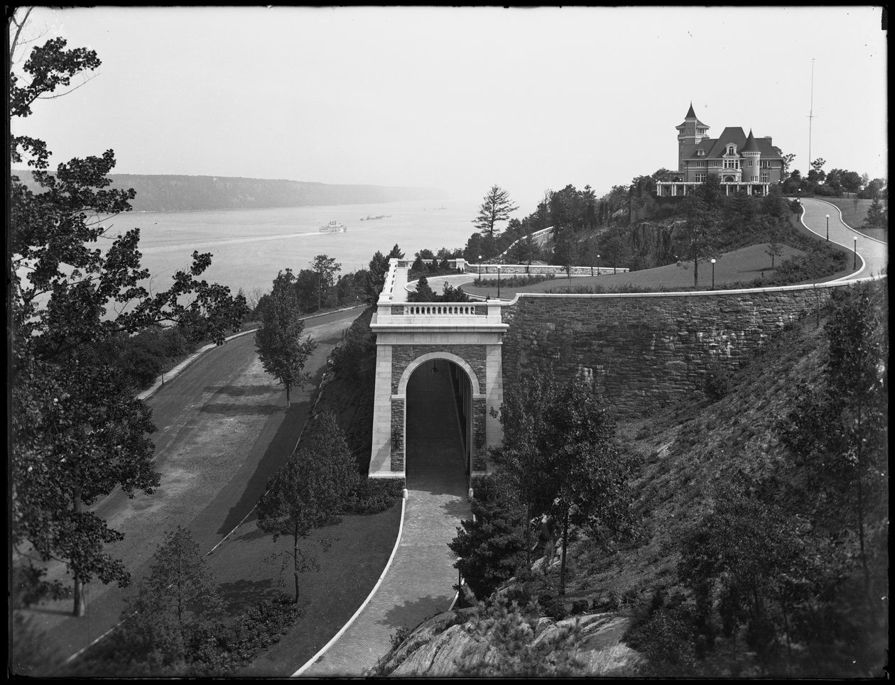 ट्राईऑन हॉल, बिलिंग्स एस्टेट, इनवुड, न्यूयॉर्क सिटी, c.1914 द्वारा विलियम डेविस हसलर