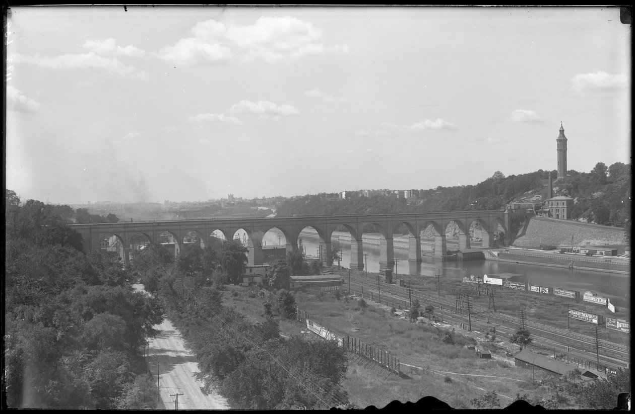 हार्लेम नदी का दृश्य, हाई ब्रिज और हाईब्रिड टॉवर, c.1912 द्वारा विलियम डेविस हसलर